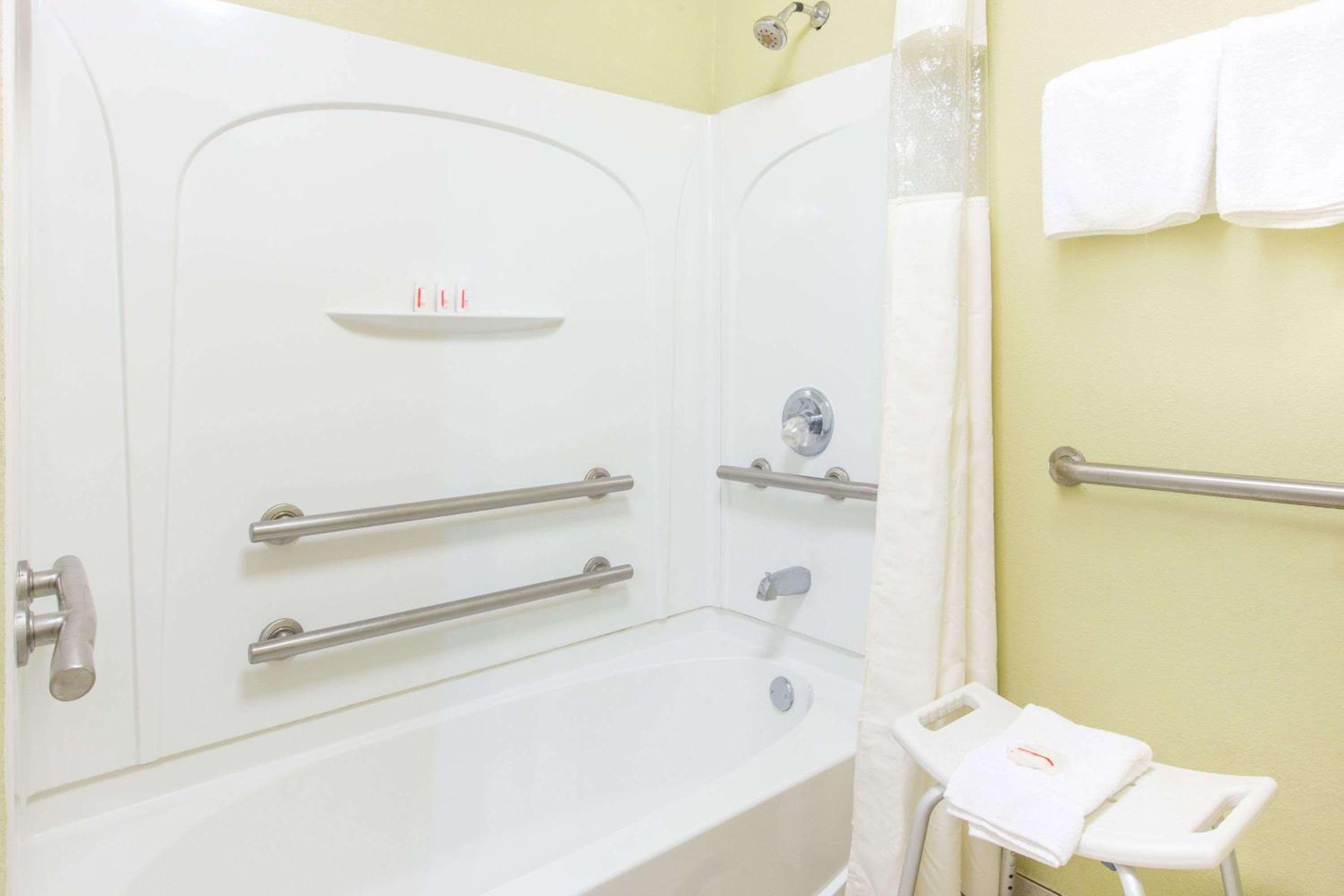 Days Inn by Wyndham Ripley - Property Image 6