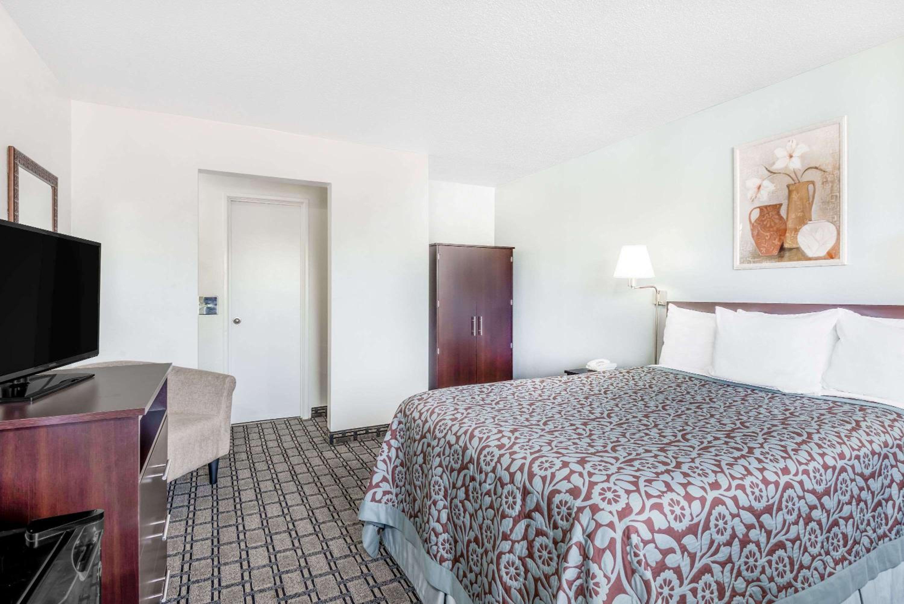 Days Inn by Wyndham St Clairsville view 4