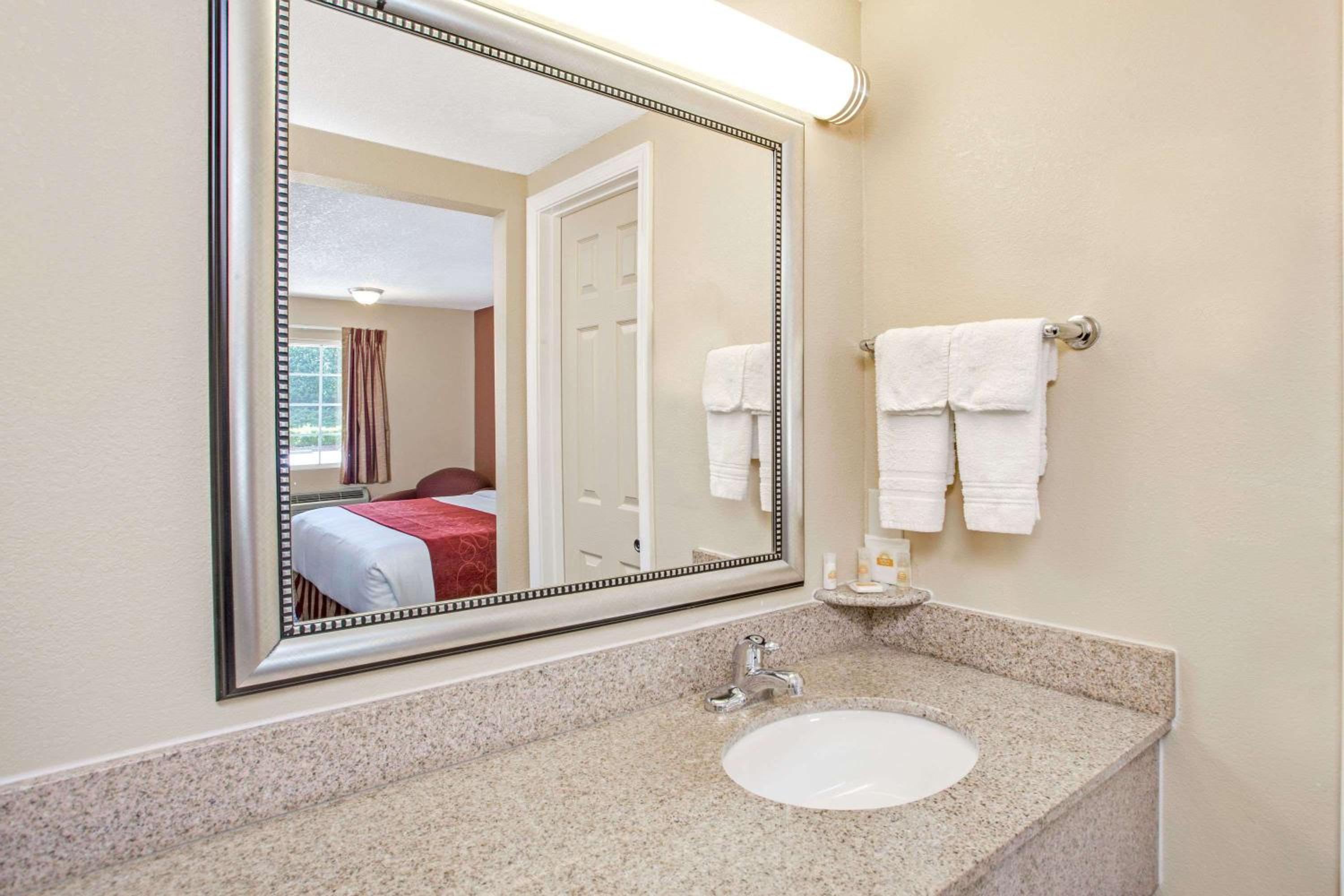 Days Inn by Wyndham Canton view 5