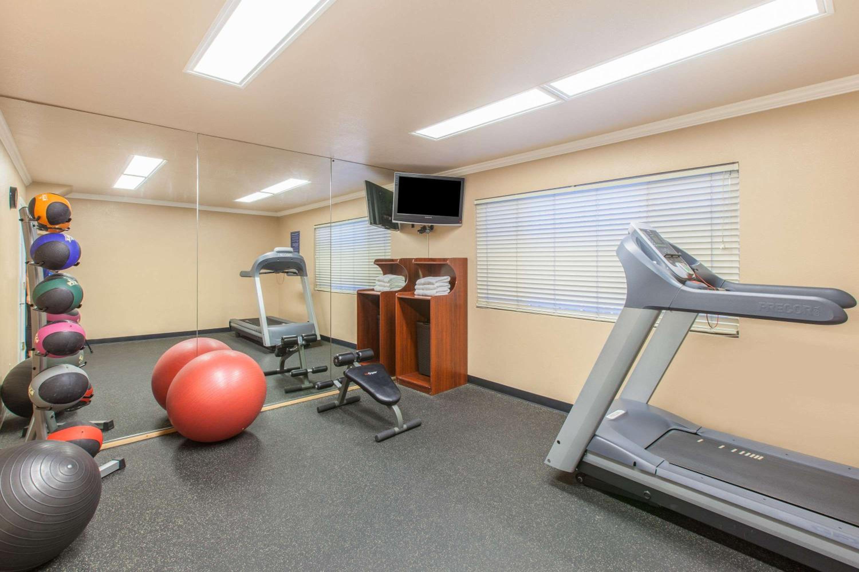 Camarillo Vacations - Days Inn by Wyndham Camarillo - Ventura - Property Image 21