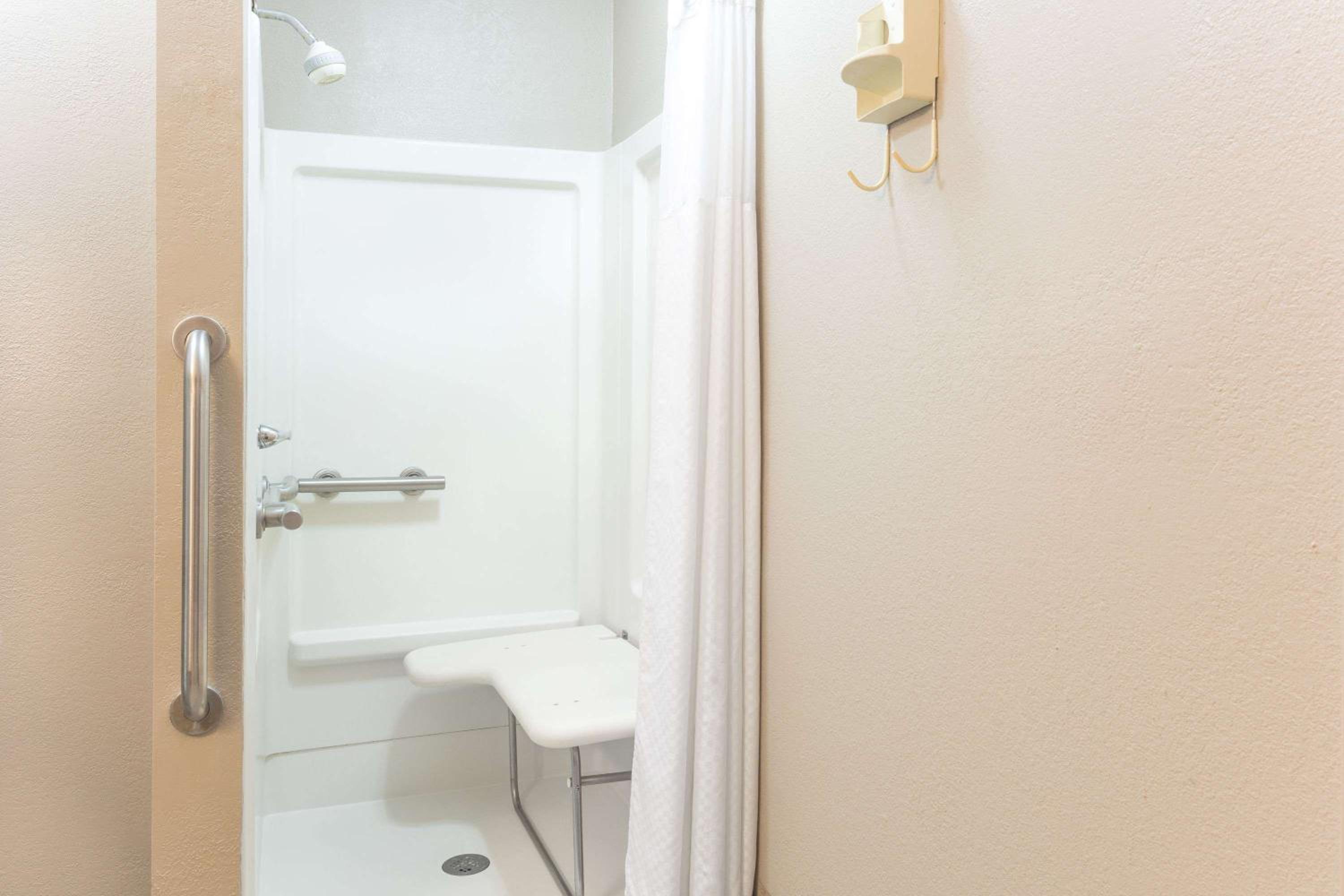 Days Inn by Wyndham Forest view 4