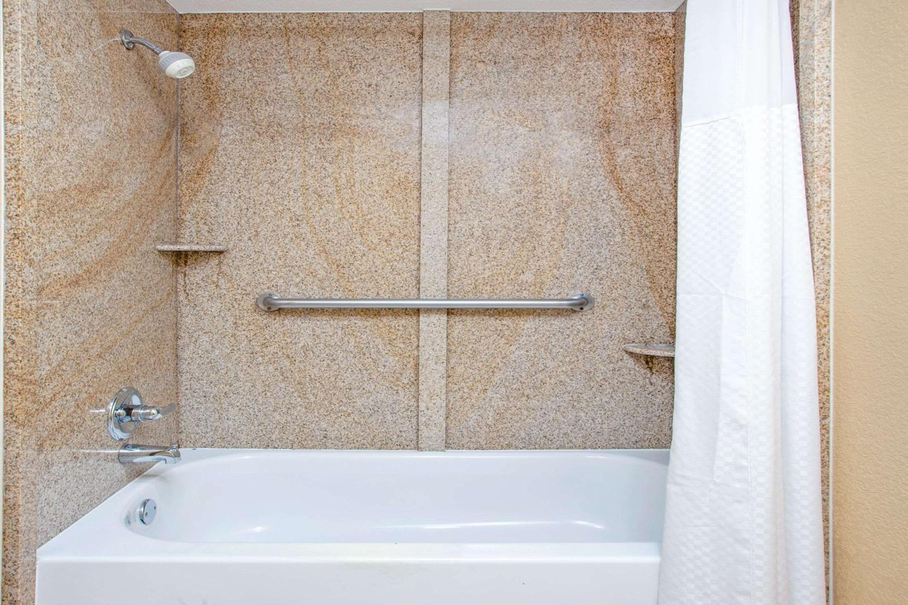 Days Inn by Wyndham Canton view 4