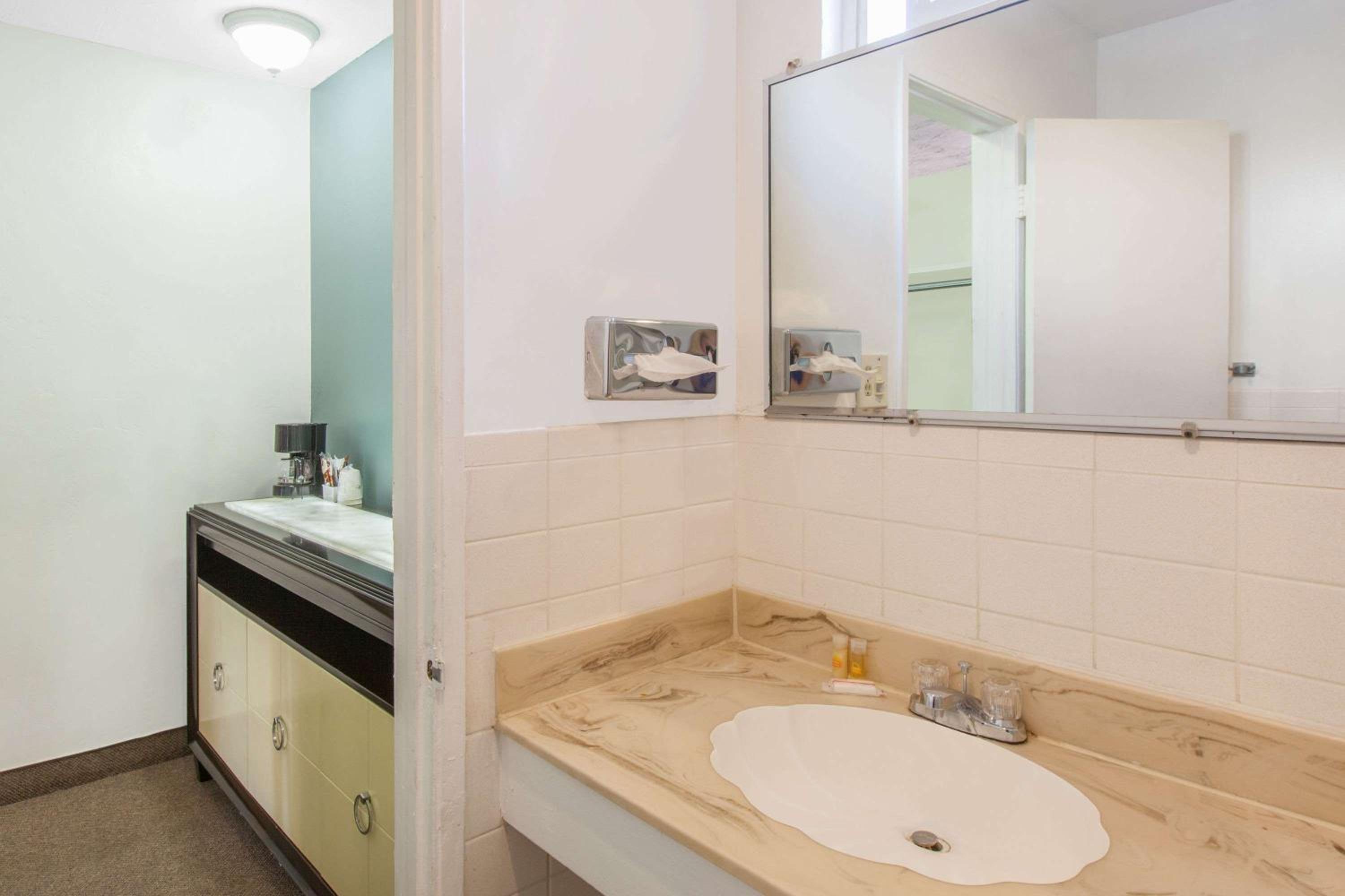 Camarillo Vacations - Days Inn by Wyndham Camarillo - Ventura - Property Image 17