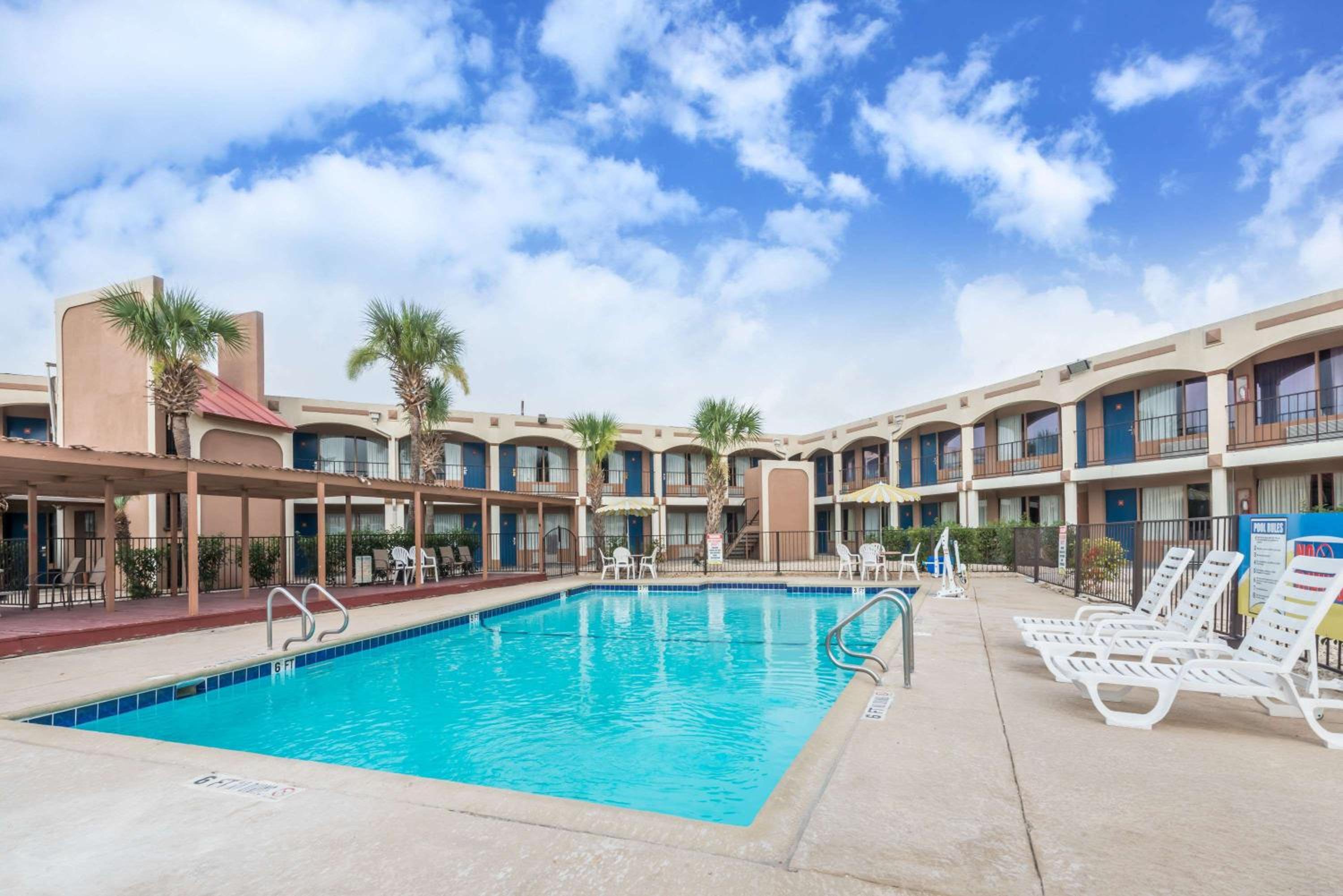 Days Inn by Wyndham San Antonio Splashtown/ATT Center-4