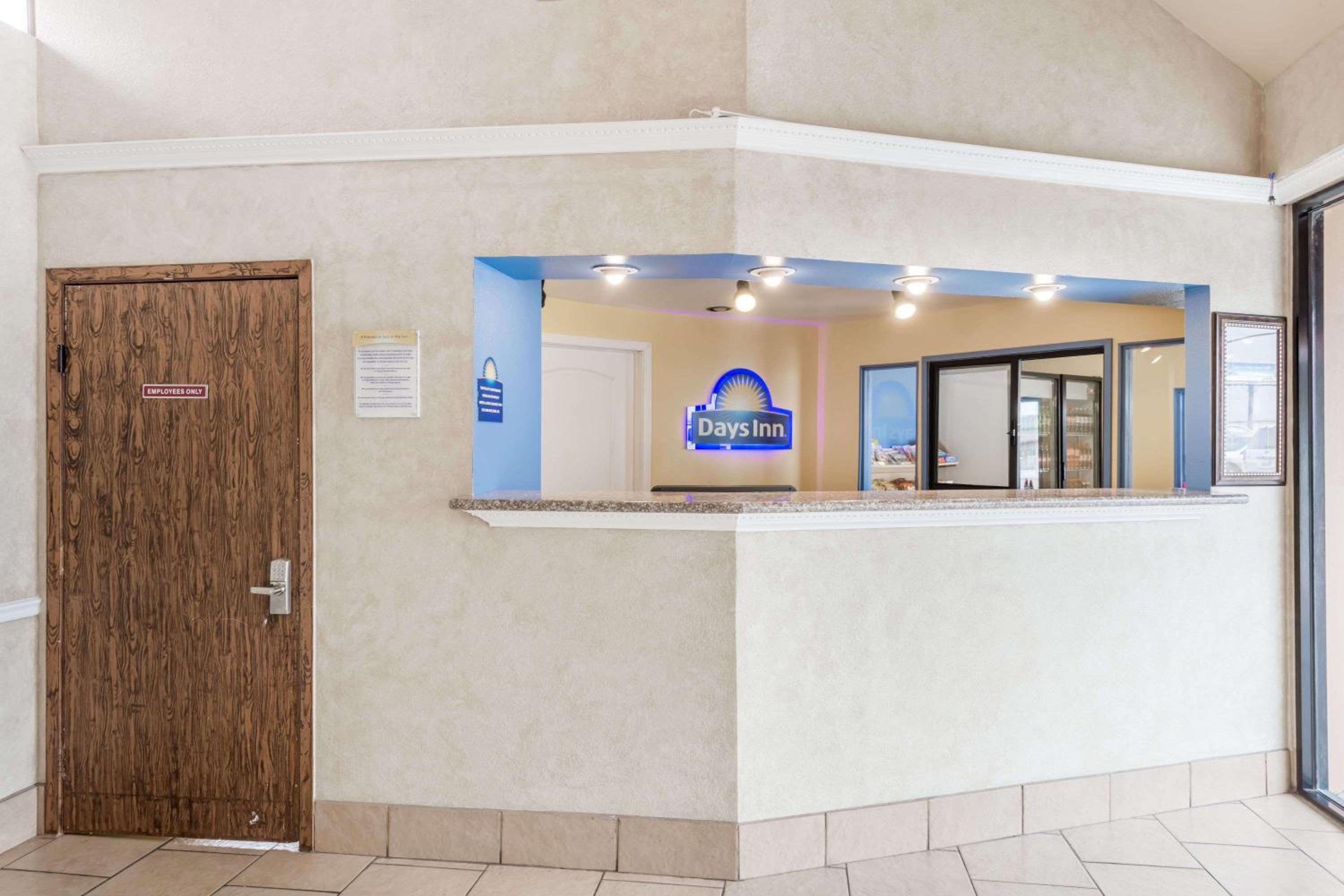 Days Inn by Wyndham San Antonio Splashtown/ATT Center-2