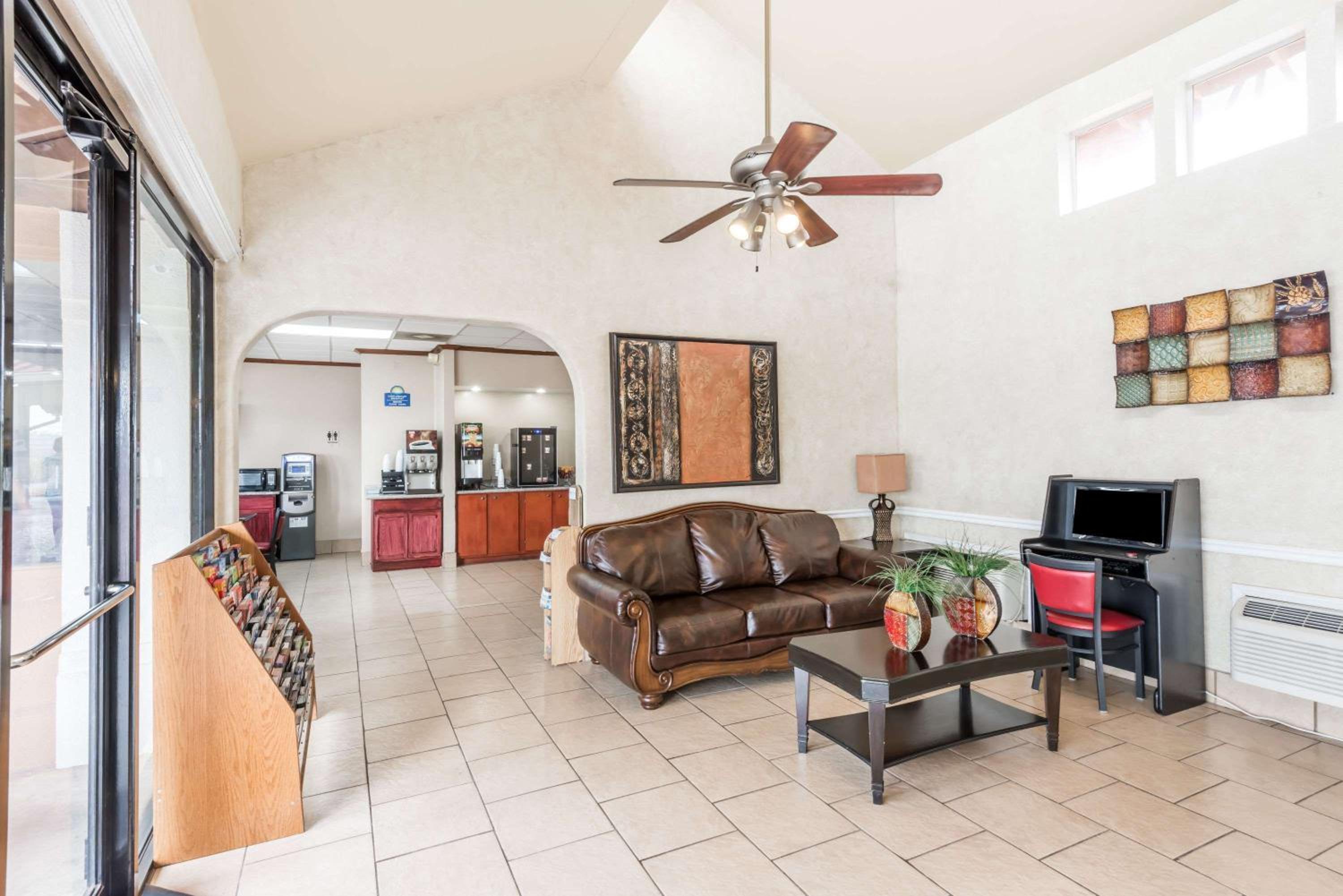 Days Inn by Wyndham San Antonio Splashtown/ATT Center-3