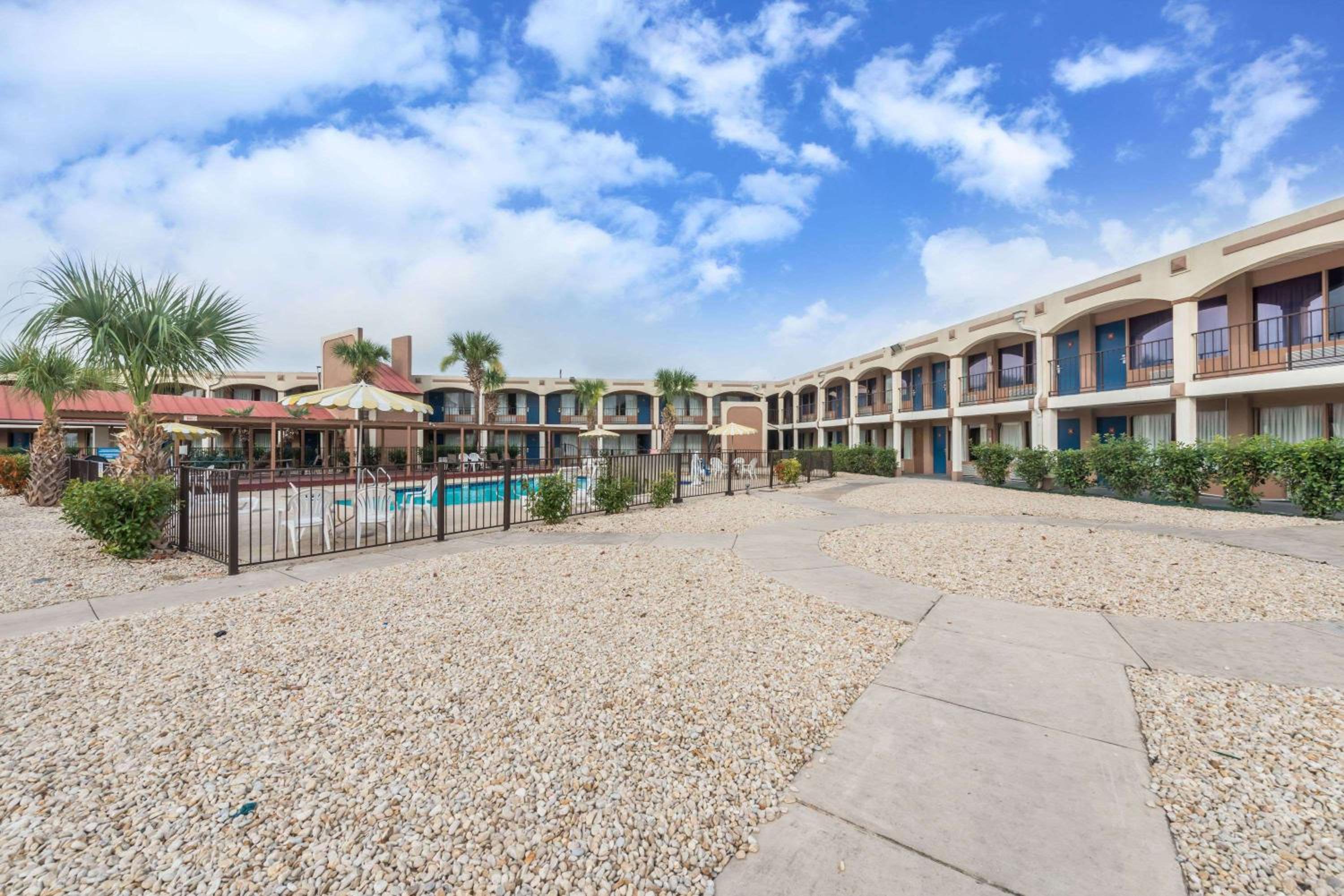 Days Inn by Wyndham San Antonio Splashtown/ATT Center-0