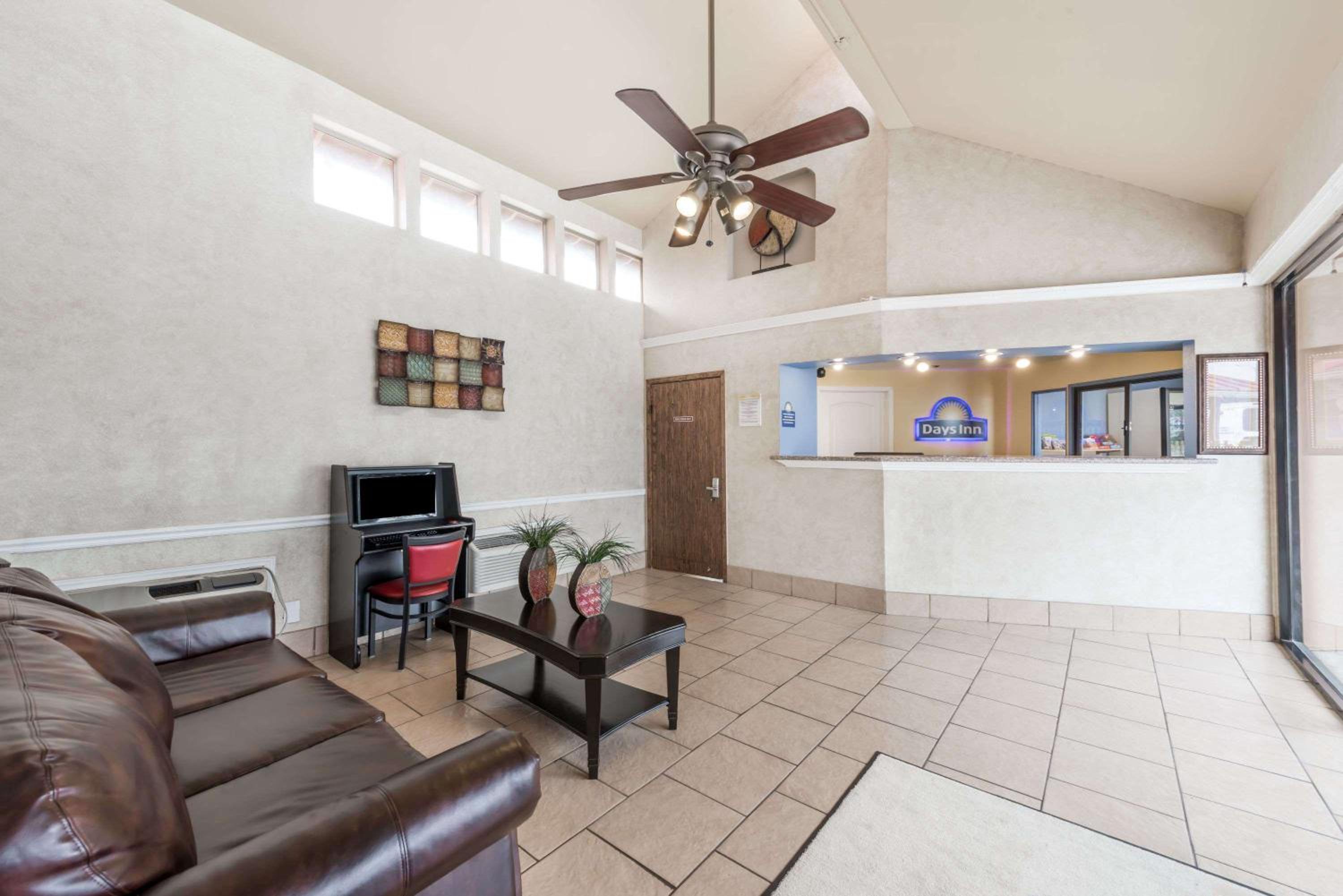 Days Inn by Wyndham San Antonio Splashtown/ATT Center-1