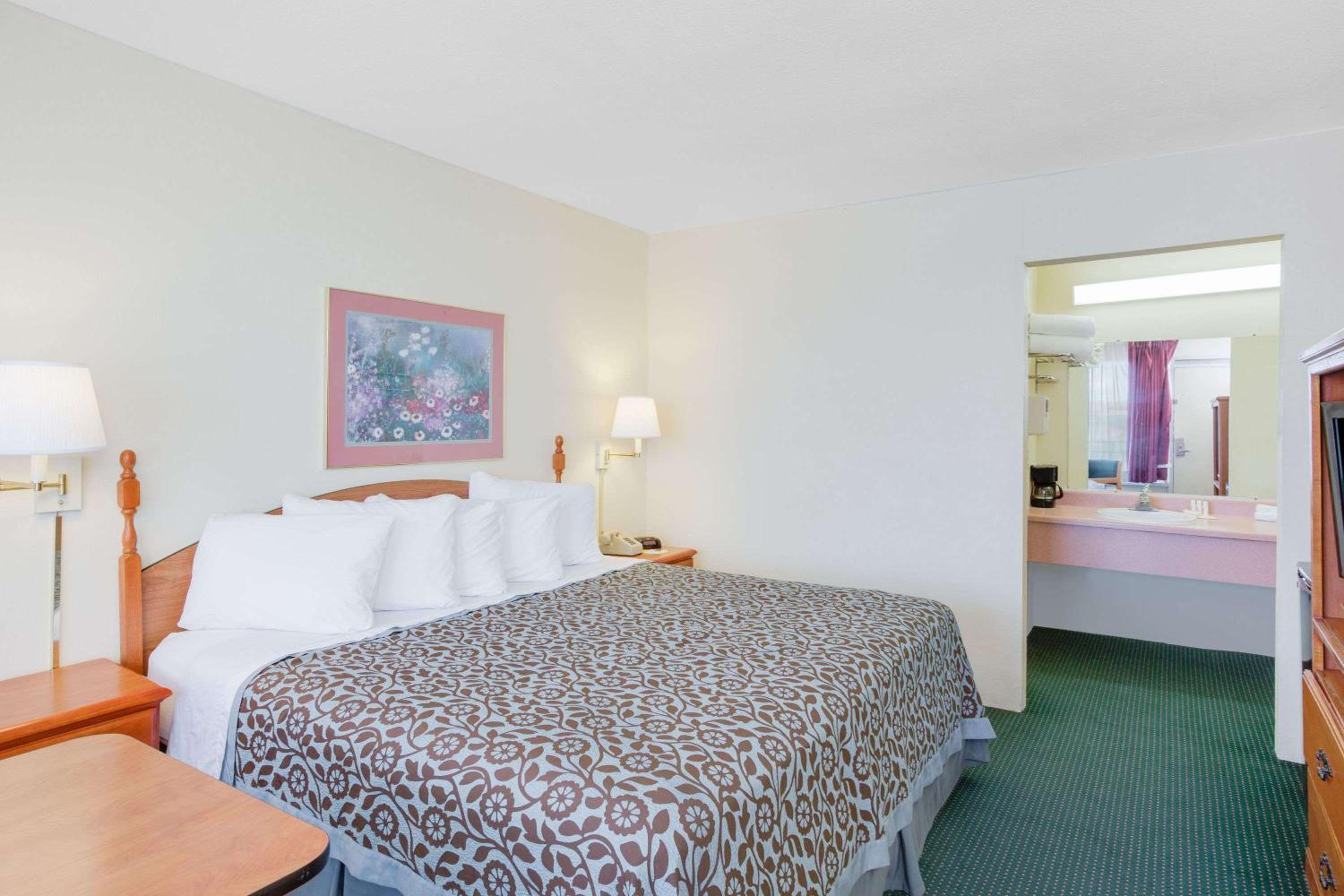 Days Inn by Wyndham Newport view 5