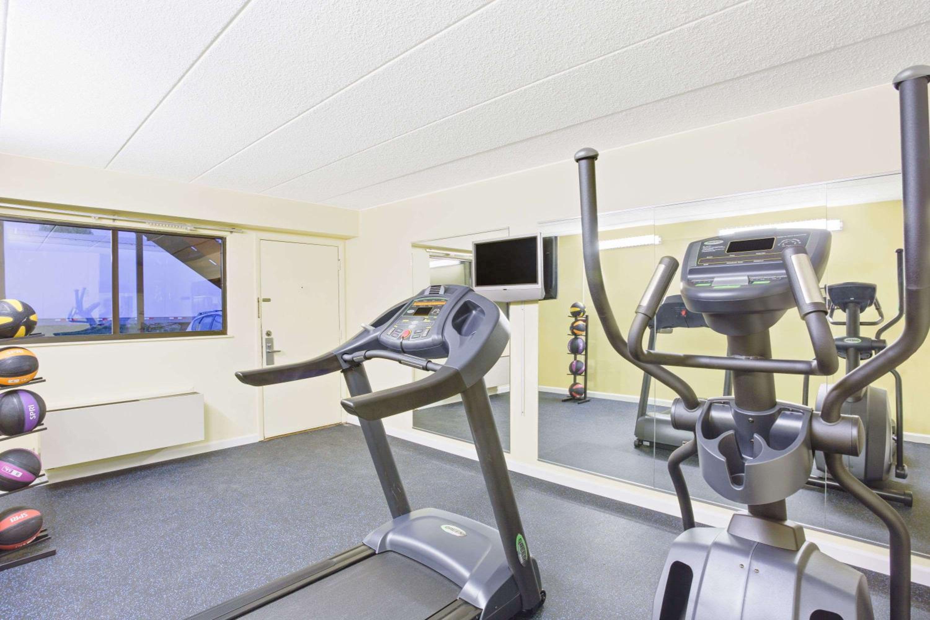 Days Inn by Wyndham Athens view 4