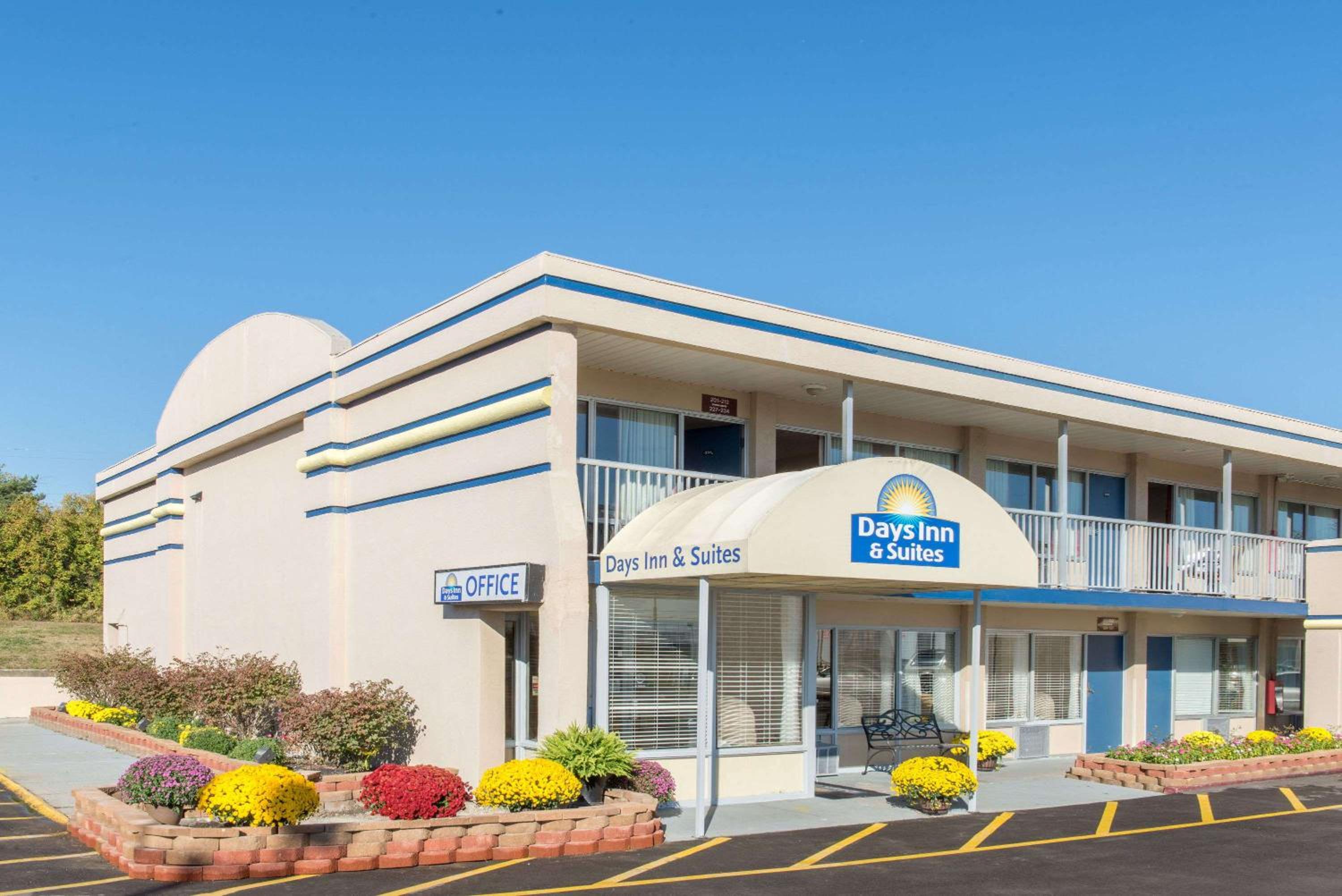 Days Inn & Suites by Wyndham Dayton North view 3