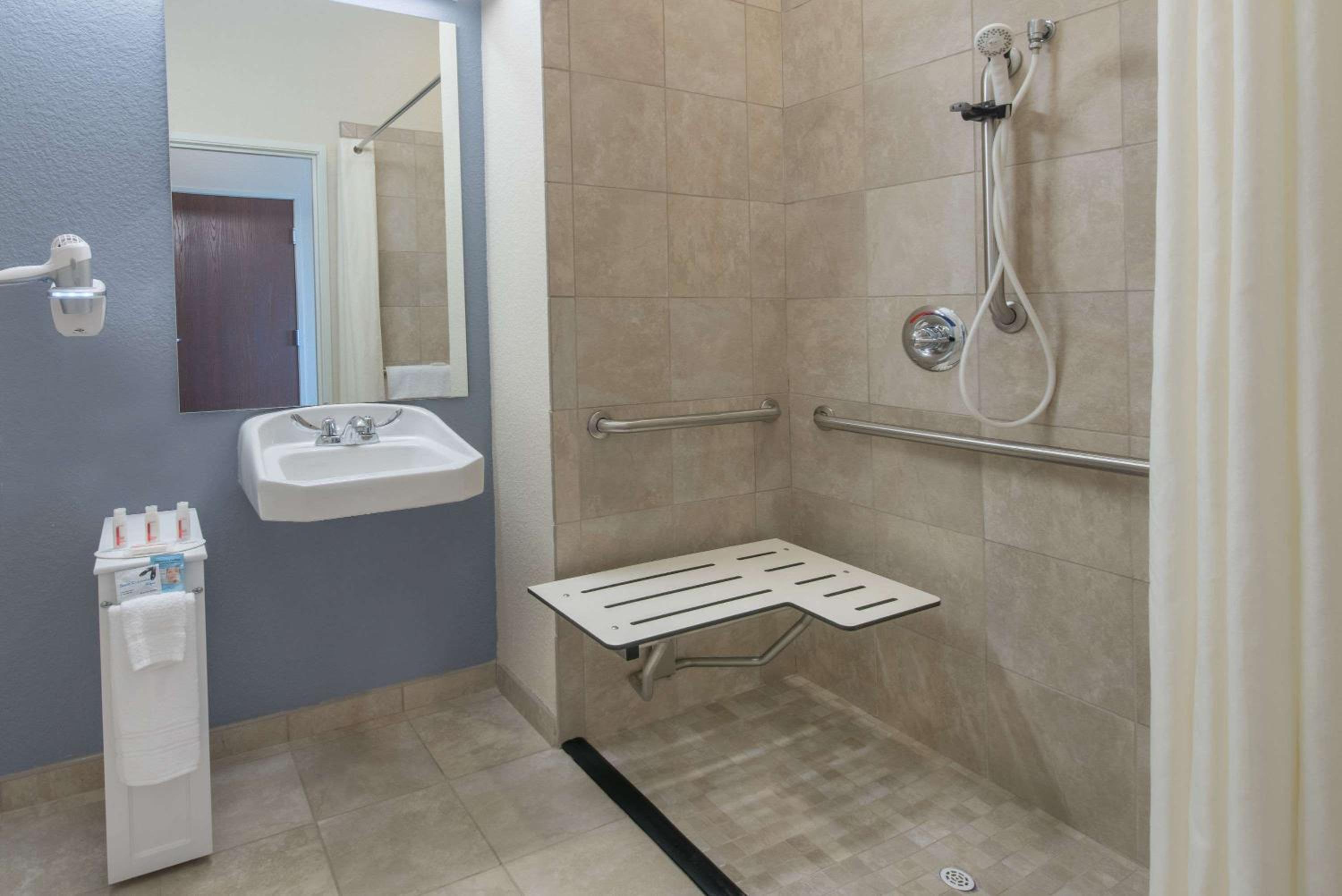 Days Inn by Wyndham Minot view 5