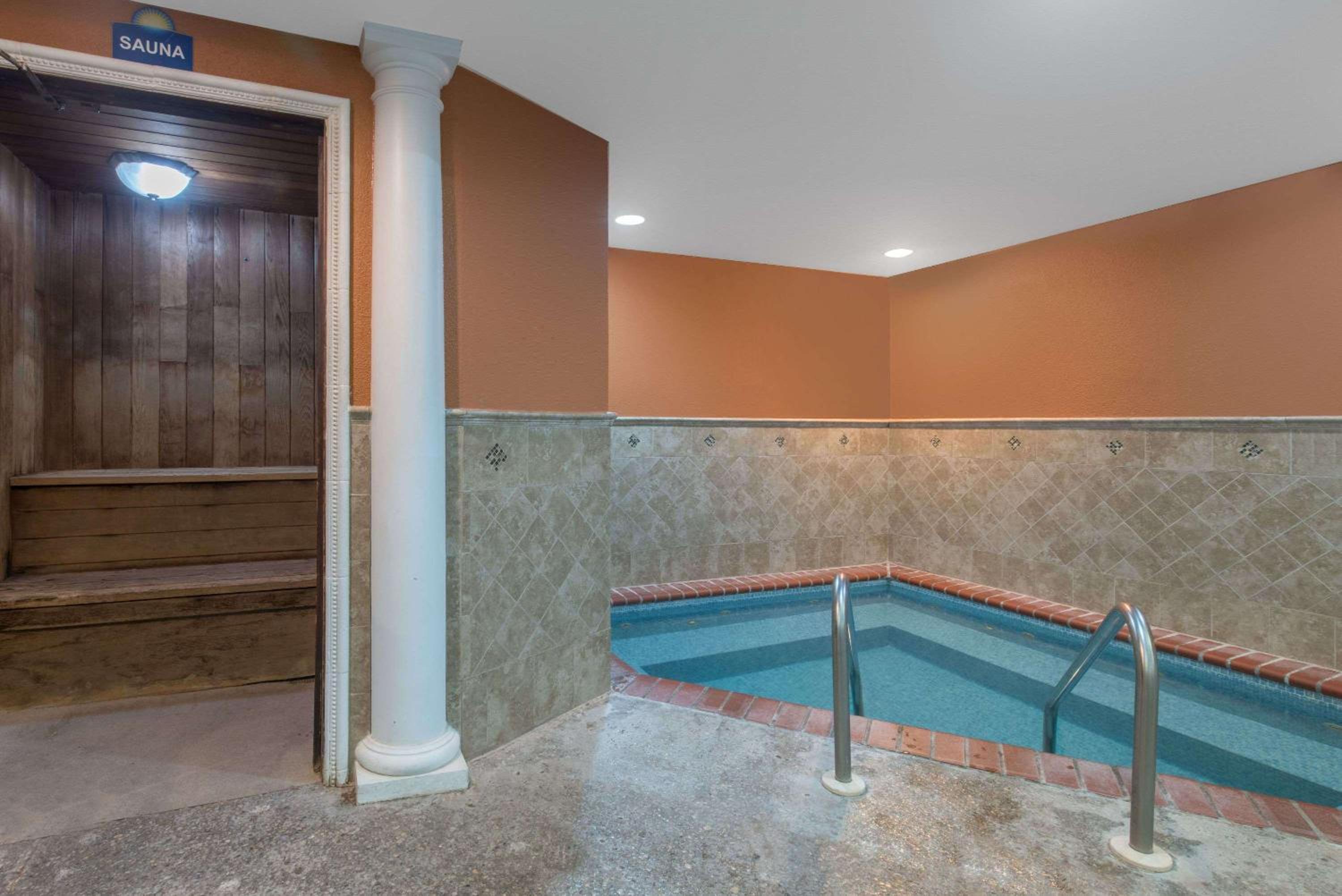 Days Inn by Wyndham Minot view 3