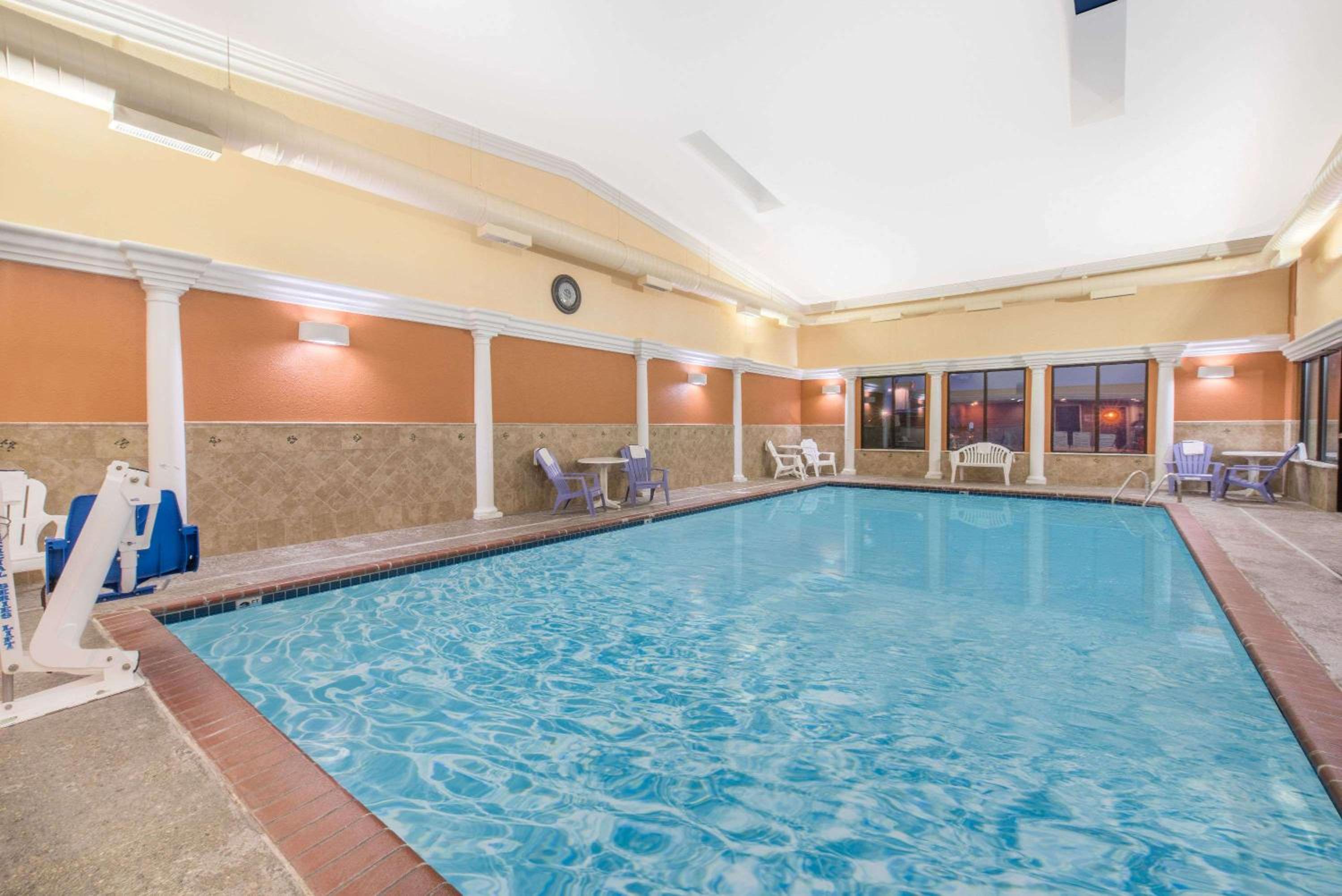 Days Inn by Wyndham Minot view 4
