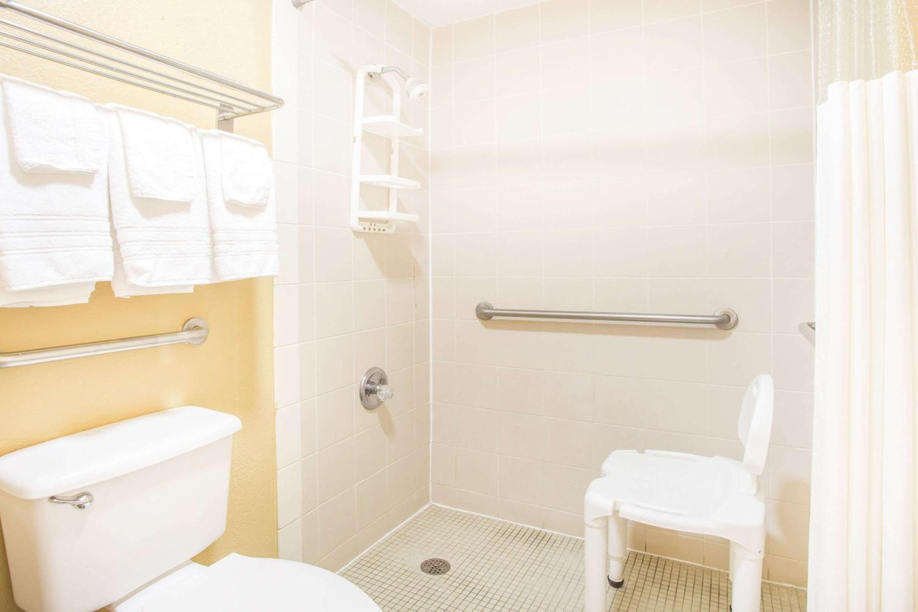 Days Inn by Wyndham Athens view 3