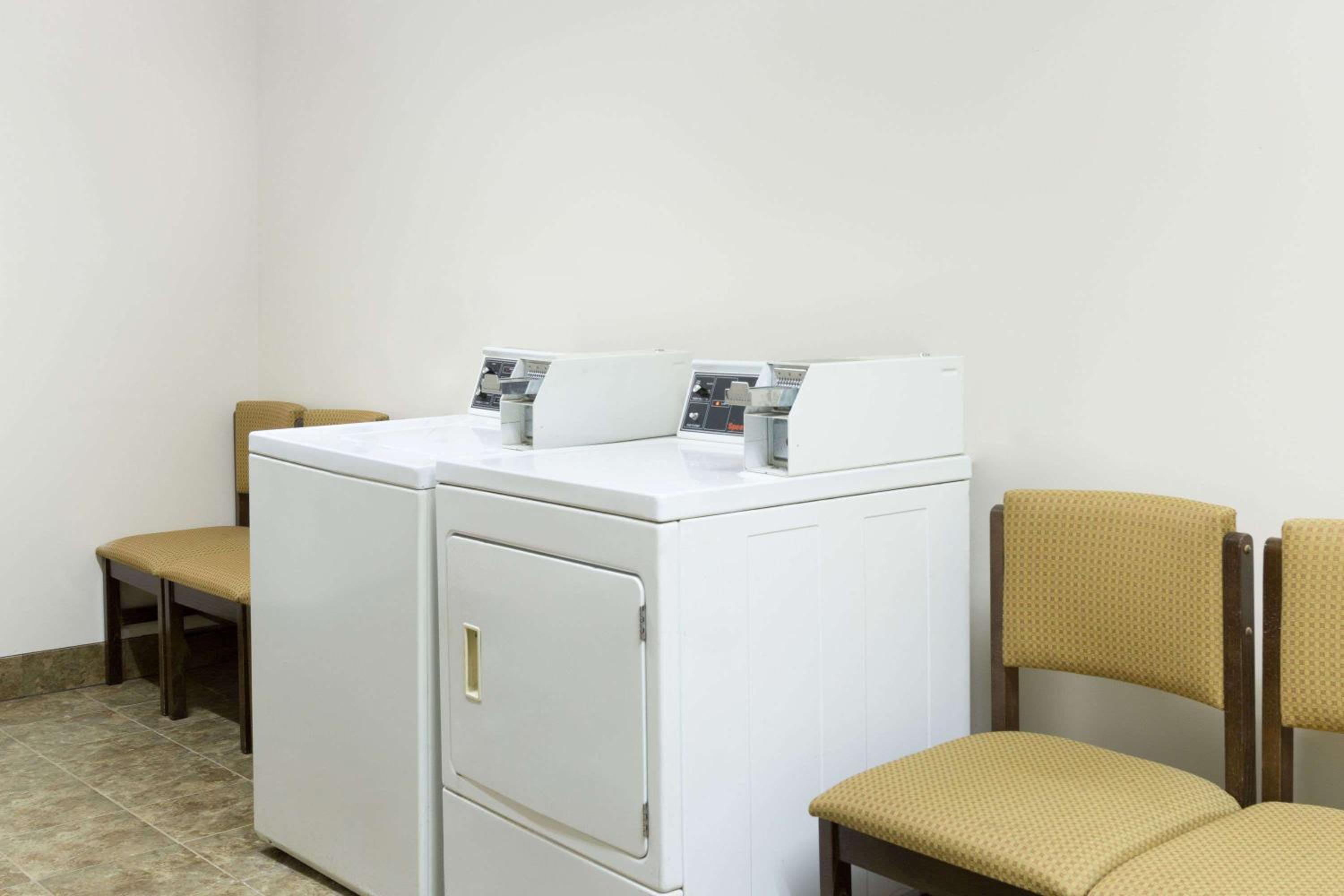 Days Inn by Wyndham Paxton - Property Image 3