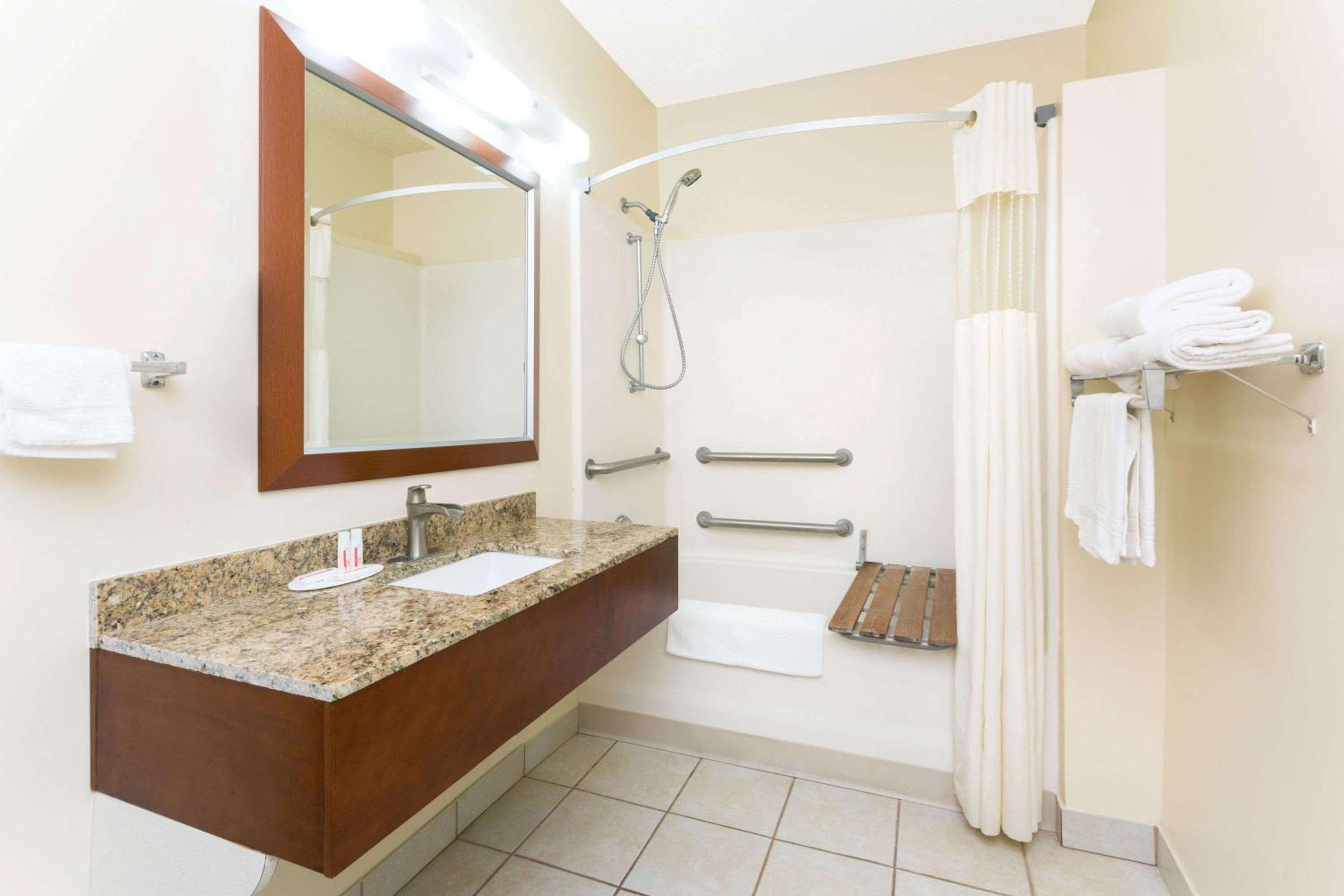 Days Inn by Wyndham Paxton - Property Image 8