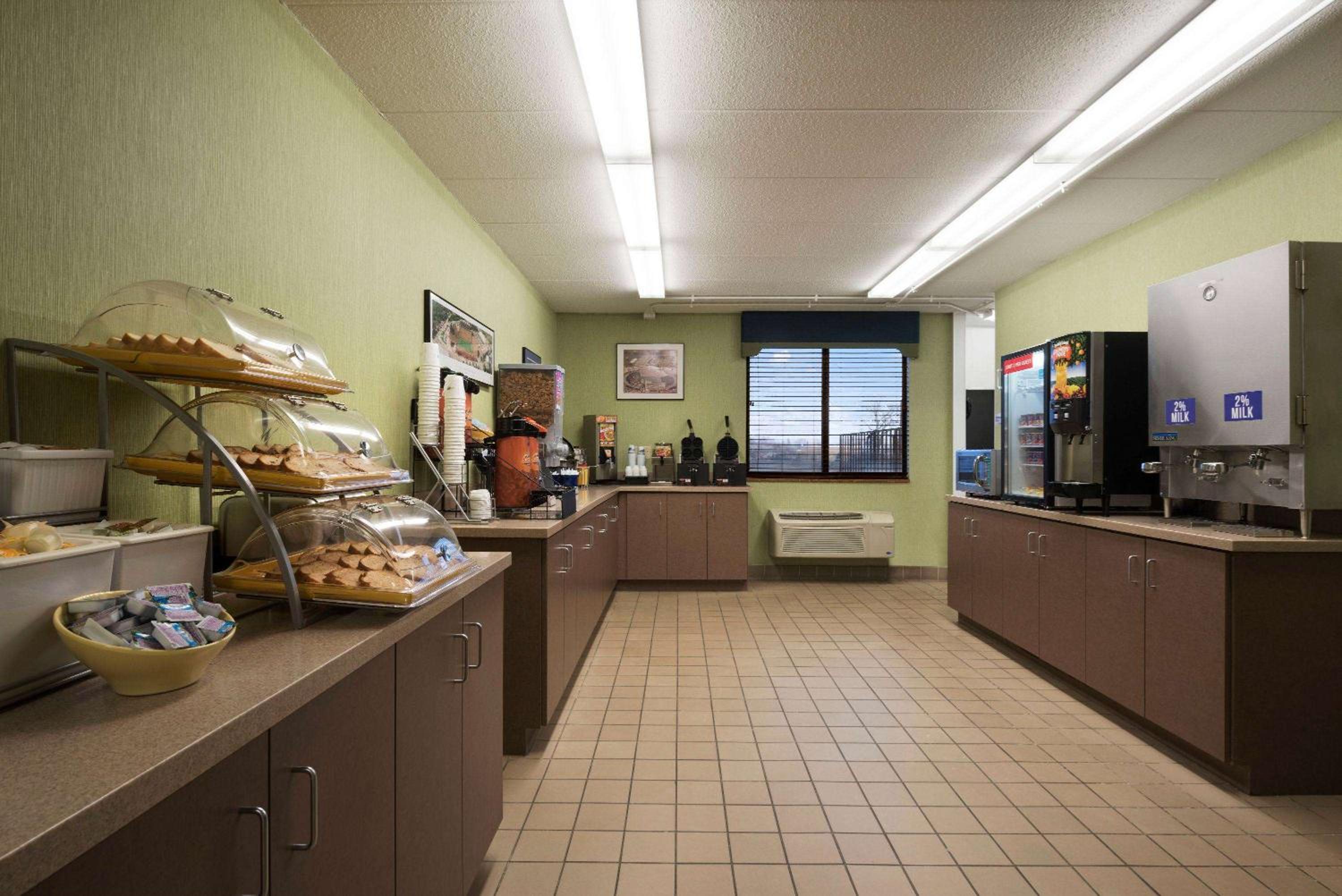 Days Hotel by Wyndham University Ave SE 3