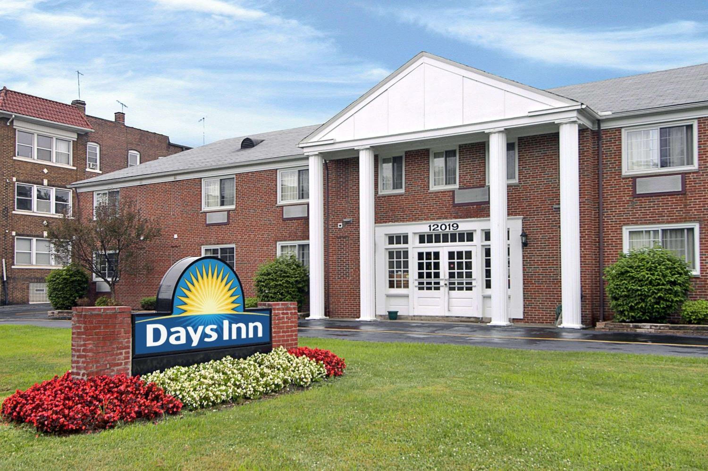 Hotel Days Inn by Wyndham Cleveland Lakewood - Image 1