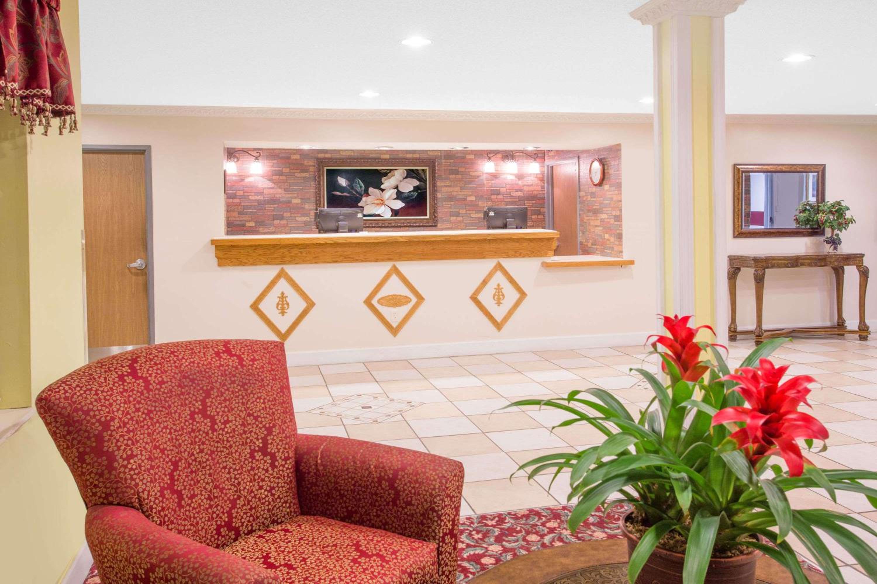 Days Inn by Wyndham Lake Village view 2