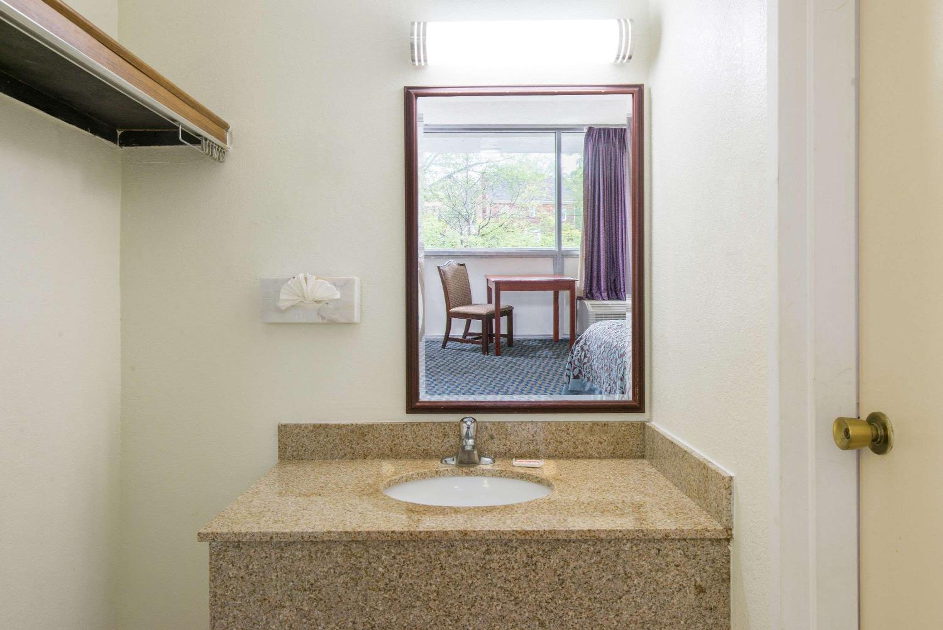 Arlington Vacations - Days Inn by Wyndham Arlington Pentagon - Property Image 21