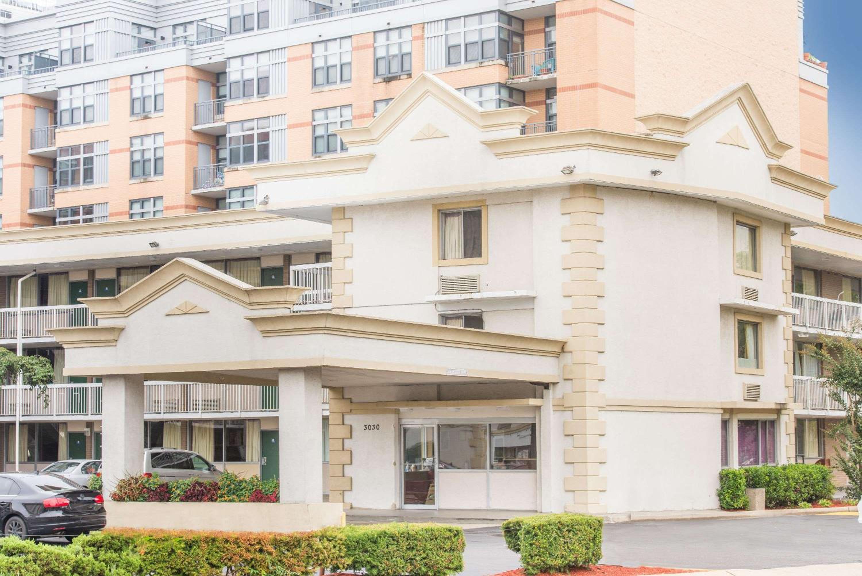 Arlington Vacations - Days Inn by Wyndham Arlington Pentagon - Property Image 13