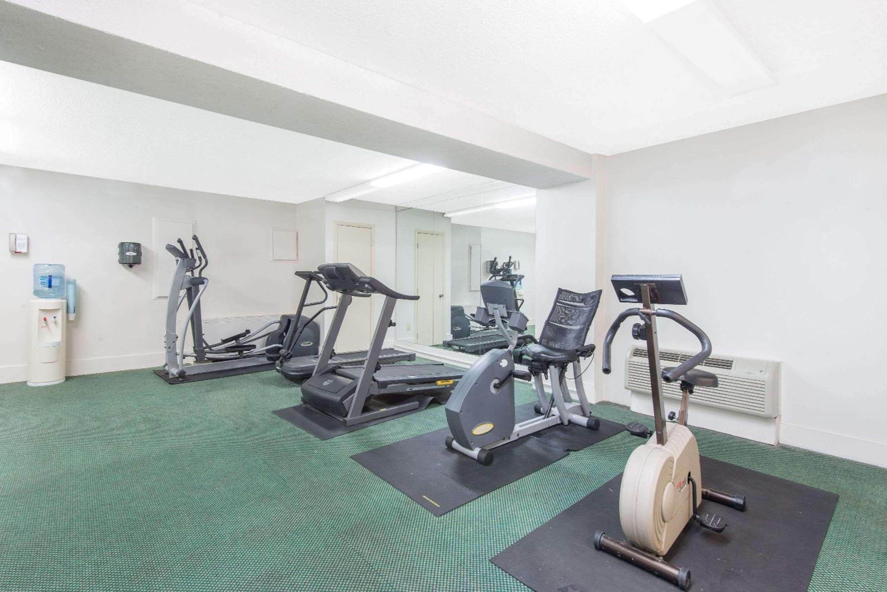 Arlington Vacations - Days Inn by Wyndham Arlington Pentagon - Property Image 23