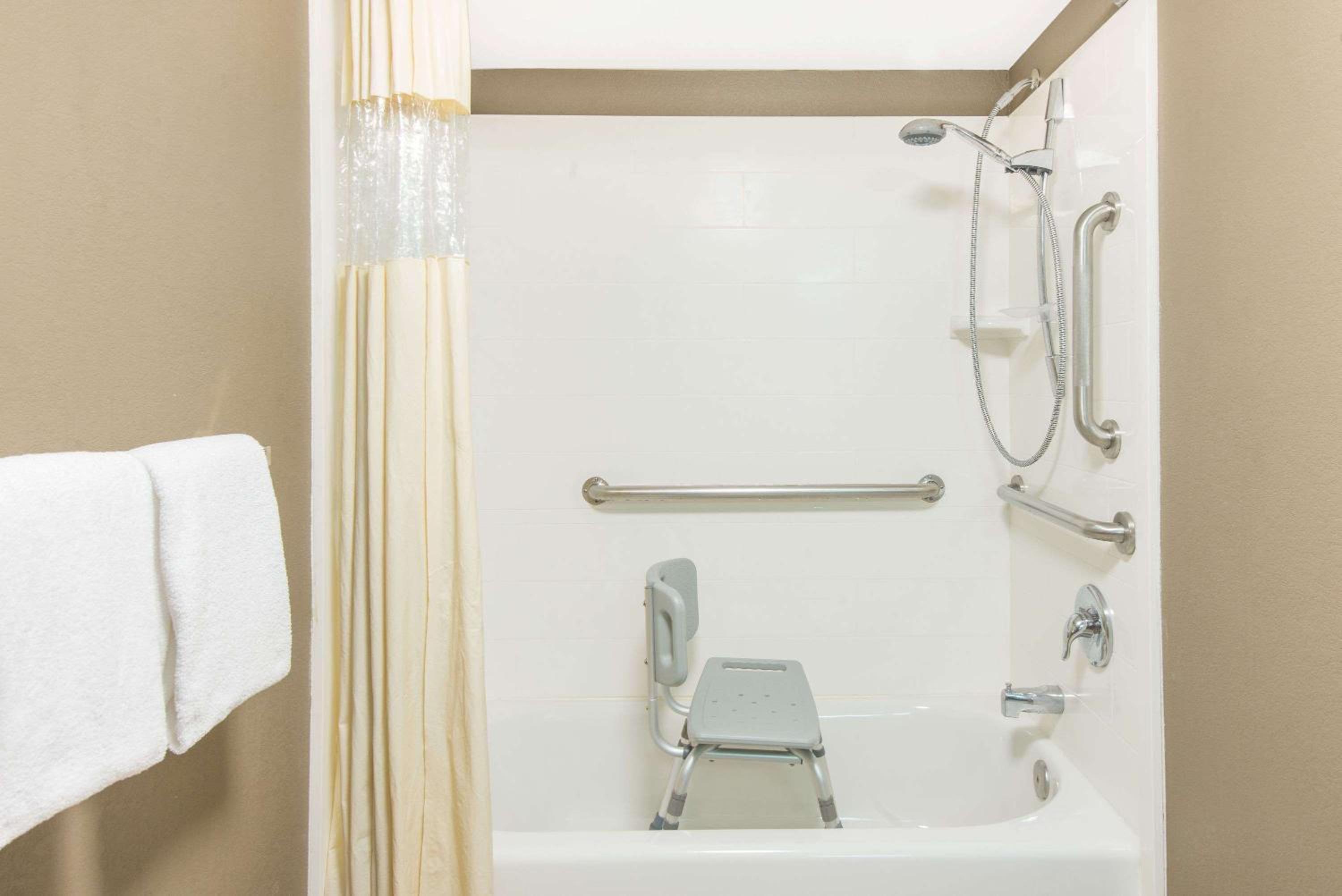 Arlington Vacations - Days Inn by Wyndham Arlington Pentagon - Property Image 10