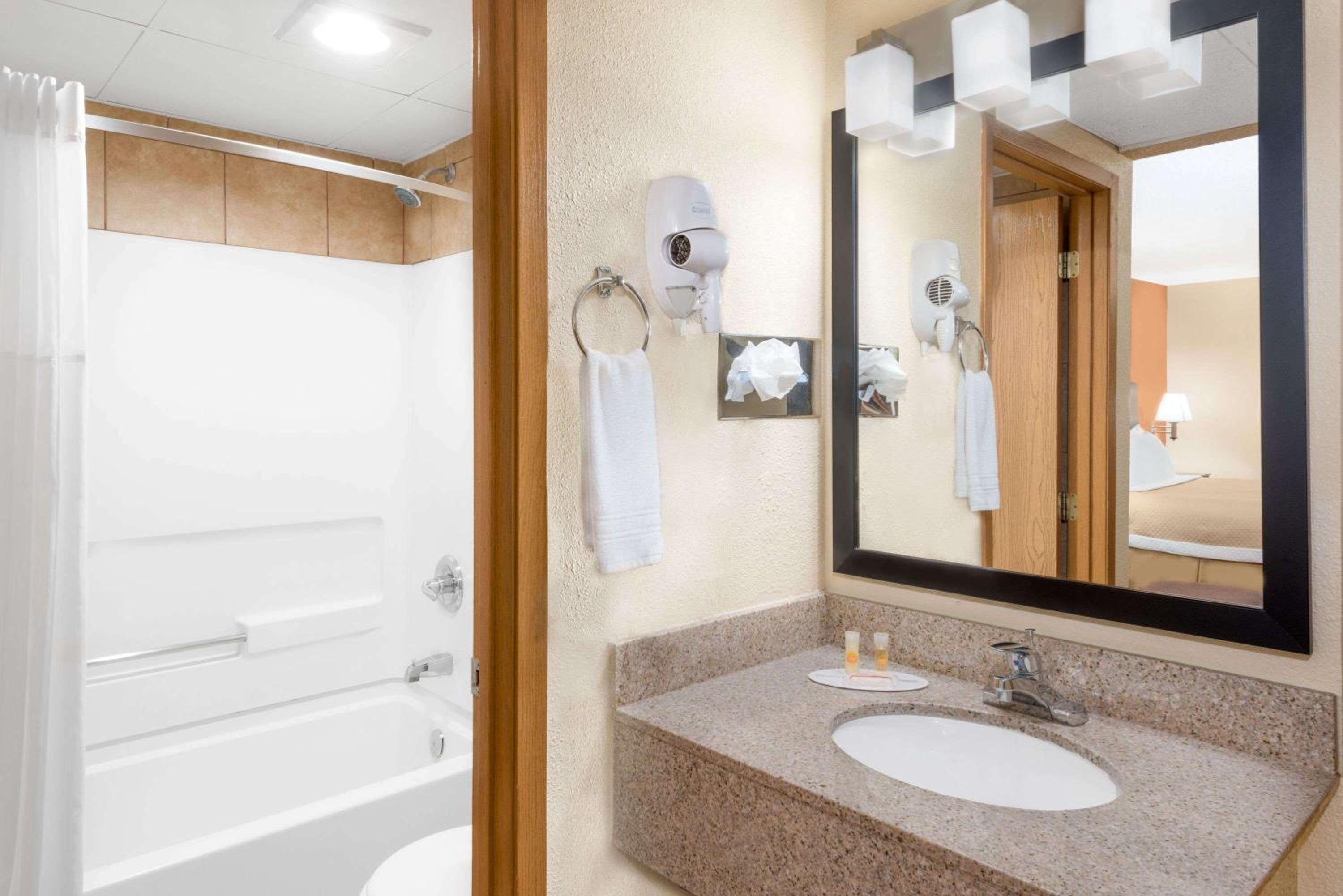 Days Inn by Wyndham Ames view 3