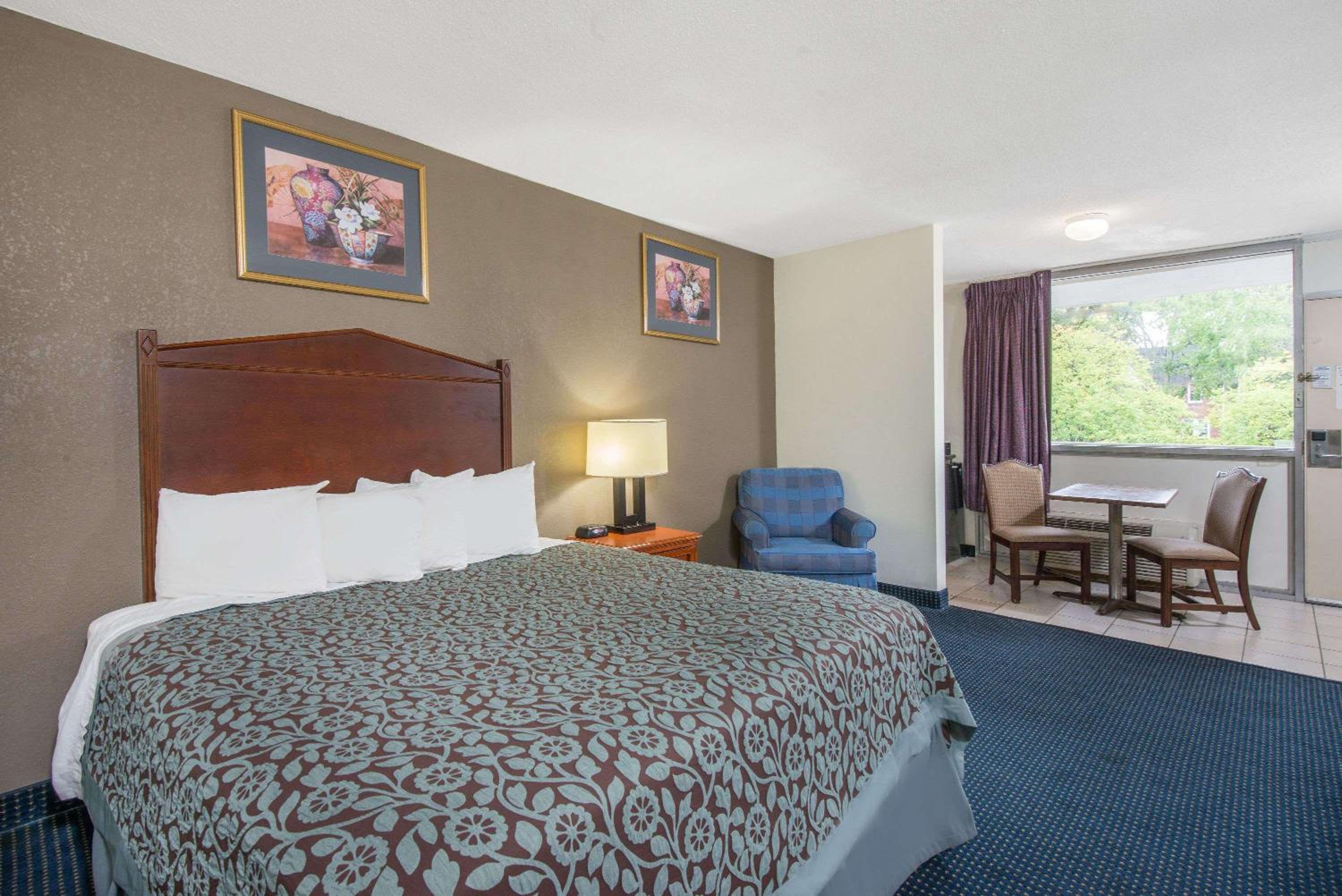 Arlington Vacations - Days Inn by Wyndham Arlington Pentagon - Property Image 1