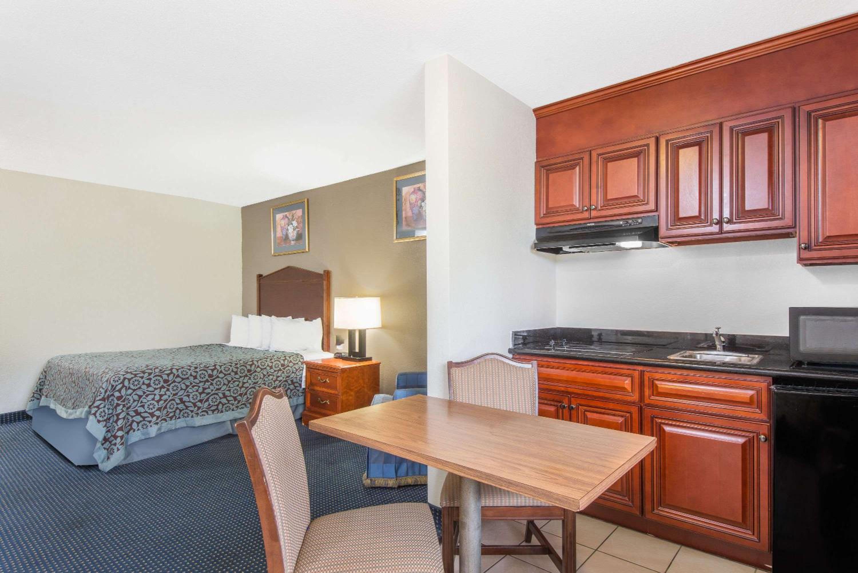 Arlington Vacations - Days Inn by Wyndham Arlington Pentagon - Property Image 19