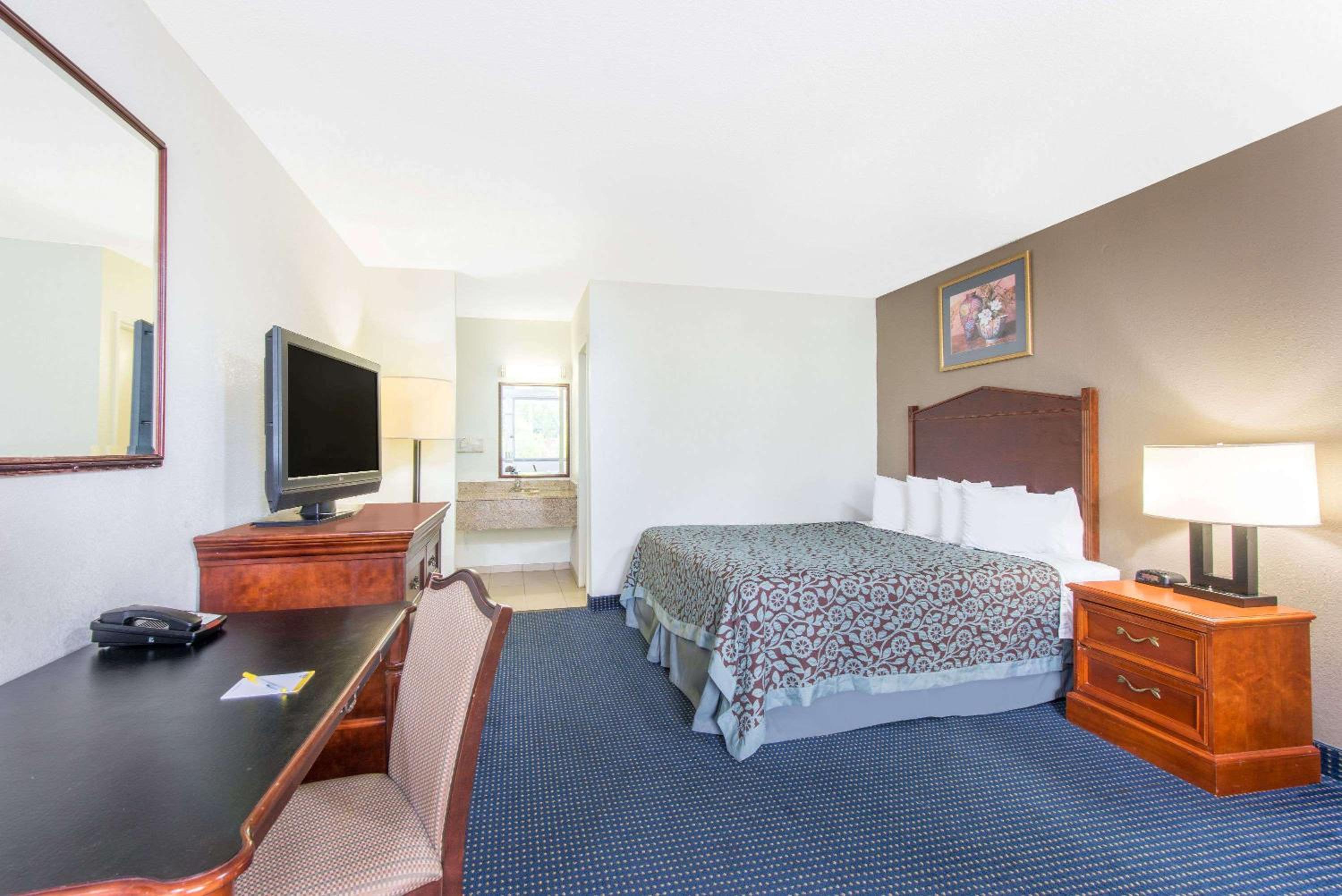 Arlington Vacations - Days Inn by Wyndham Arlington Pentagon - Property Image 22