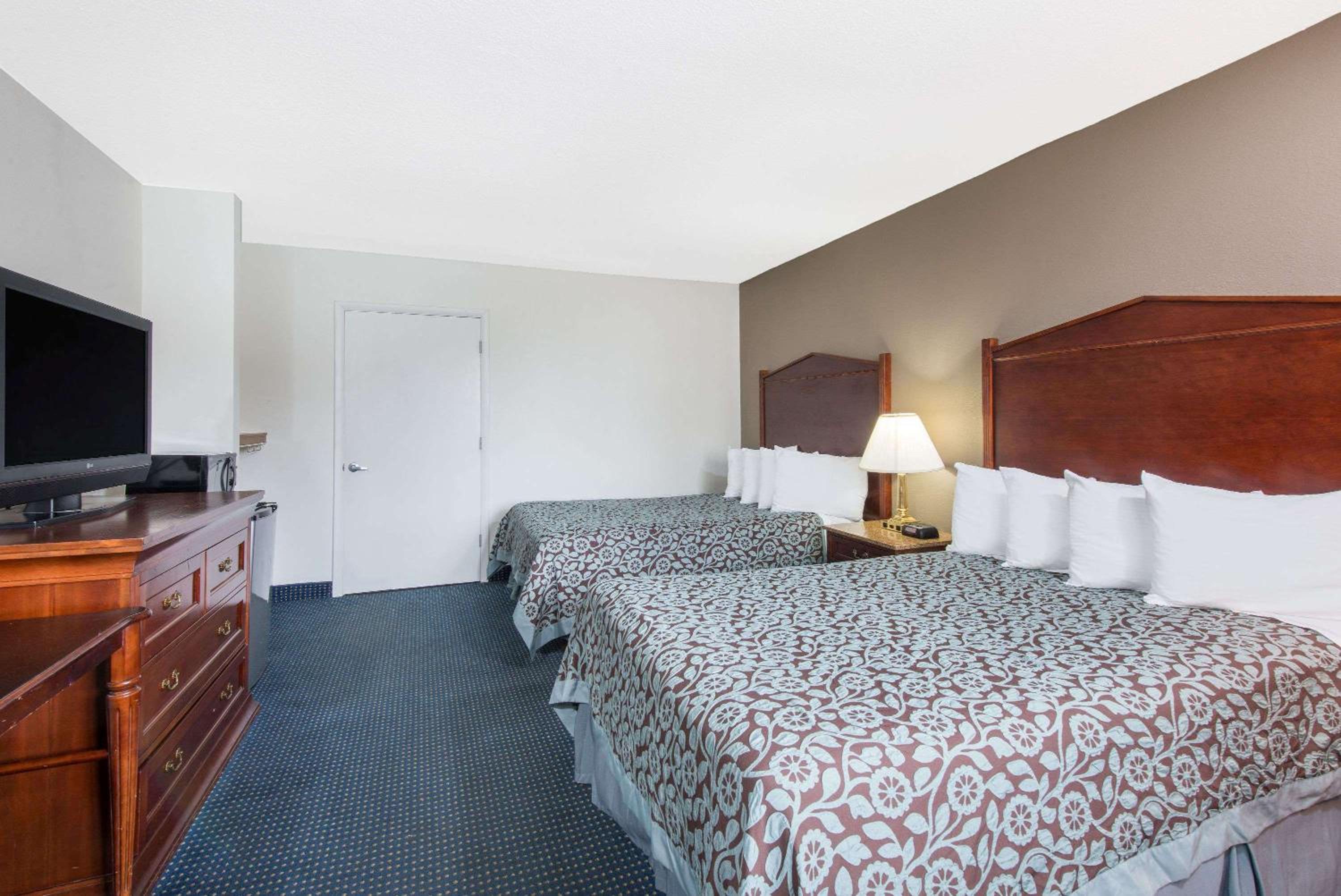 Arlington Vacations - Days Inn by Wyndham Arlington Pentagon - Property Image 20