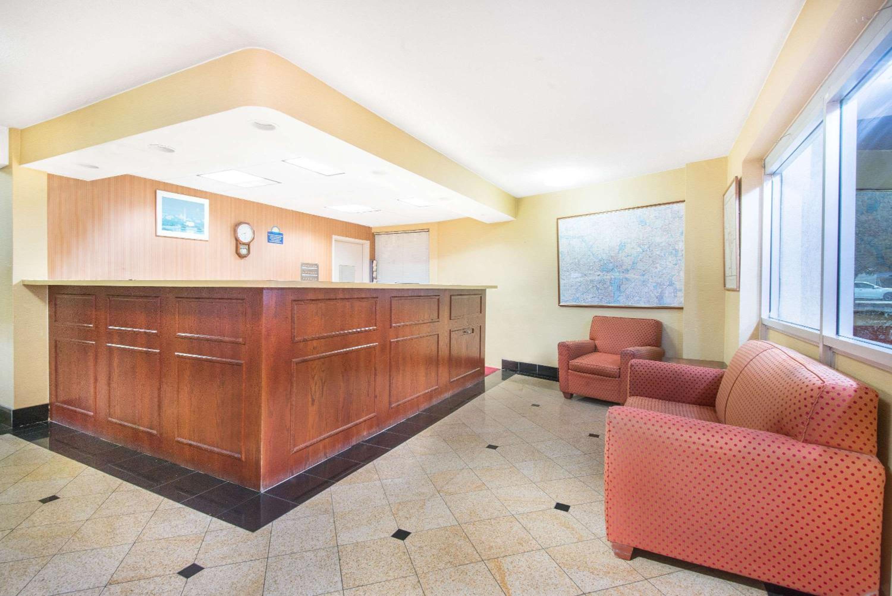Arlington Vacations - Days Inn by Wyndham Arlington Pentagon - Property Image 17