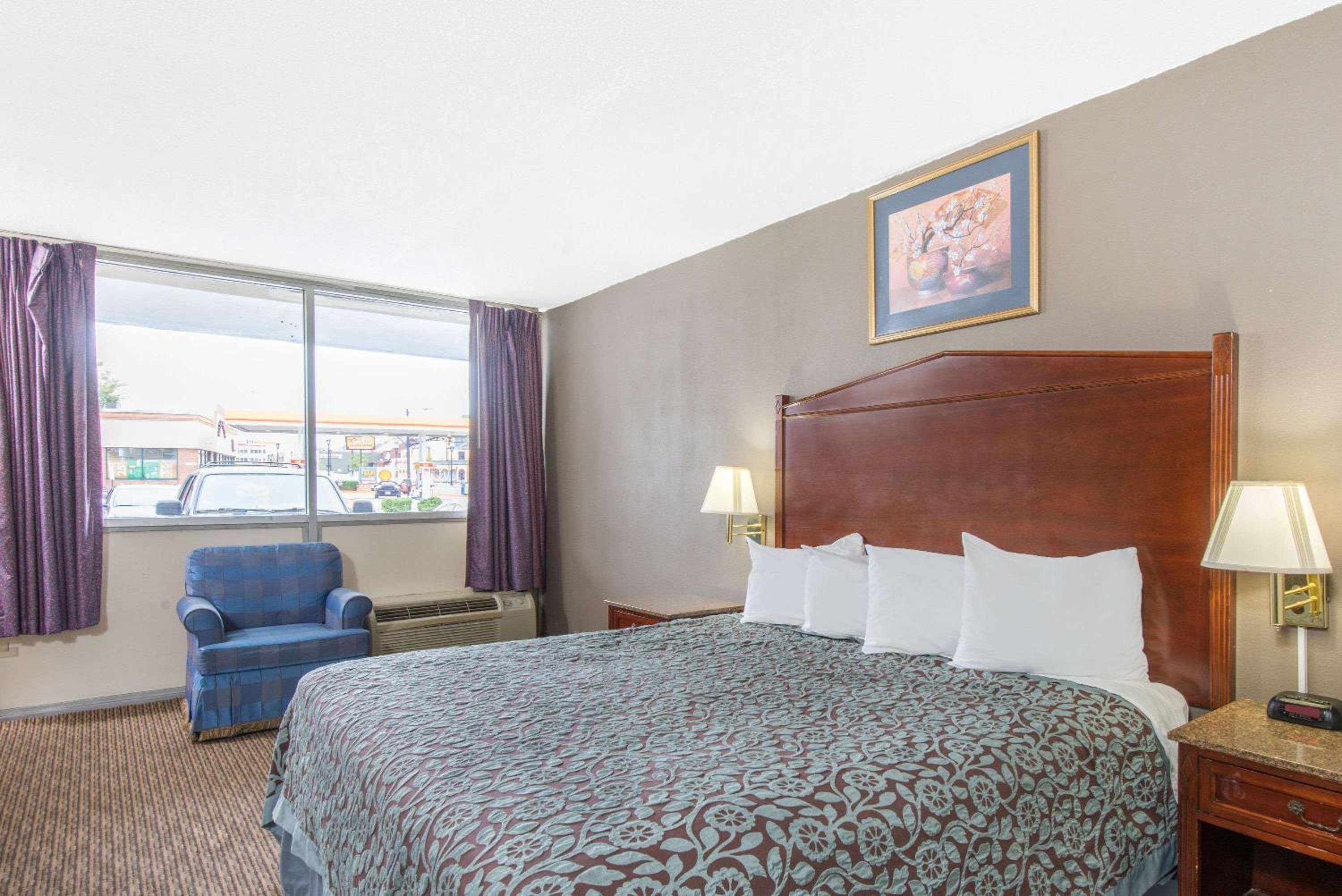 Arlington Vacations - Days Inn by Wyndham Arlington Pentagon - Property Image 14
