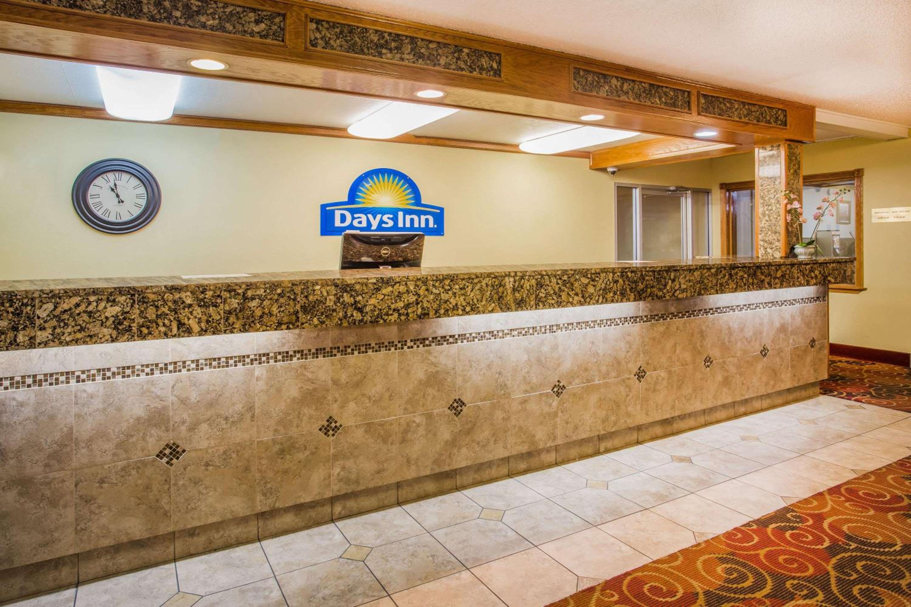 Days Inn by Wyndham Yakima view 2