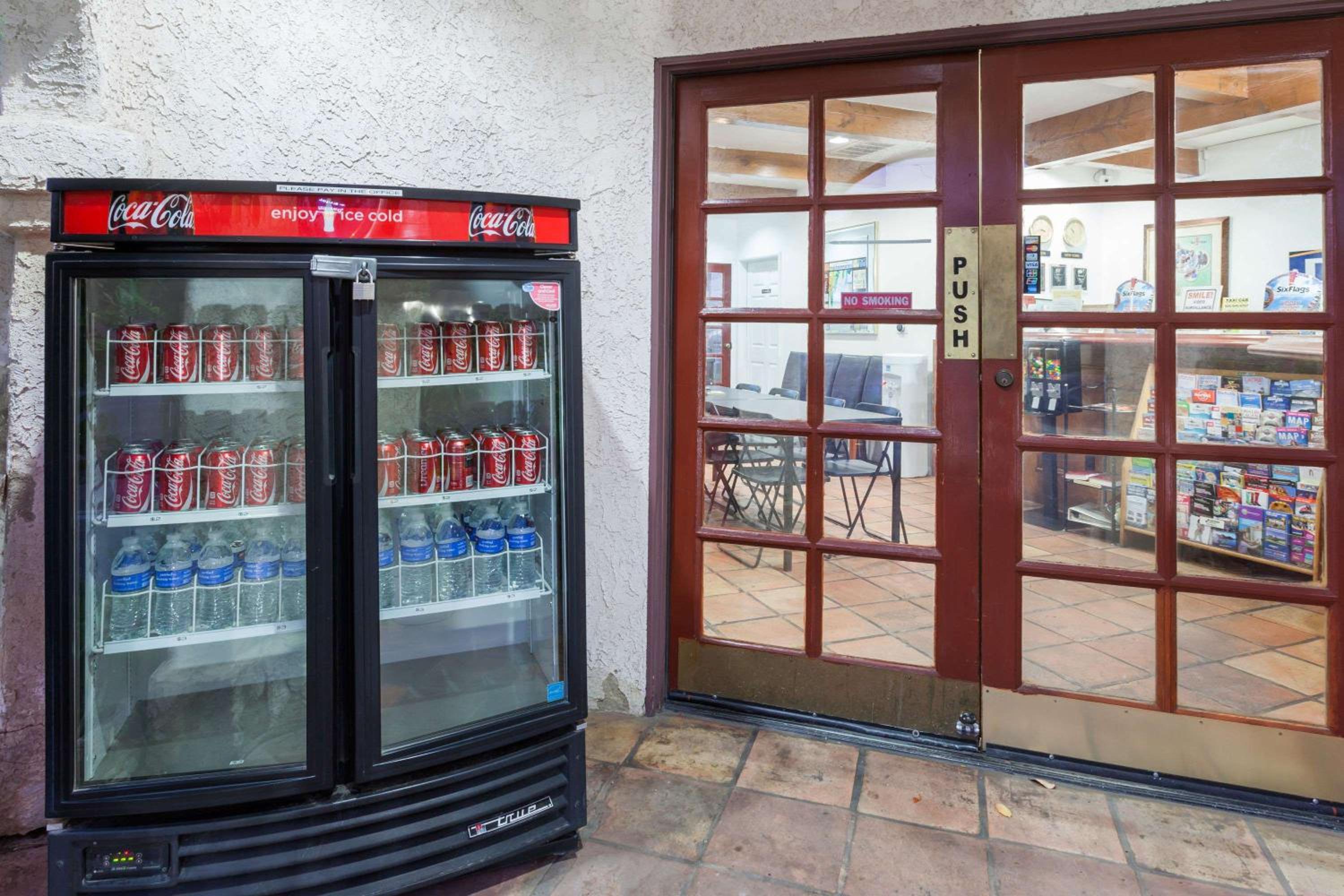 Days Inn by Wyndham Castaic Six Flags Magic Mountain - Property Image 6