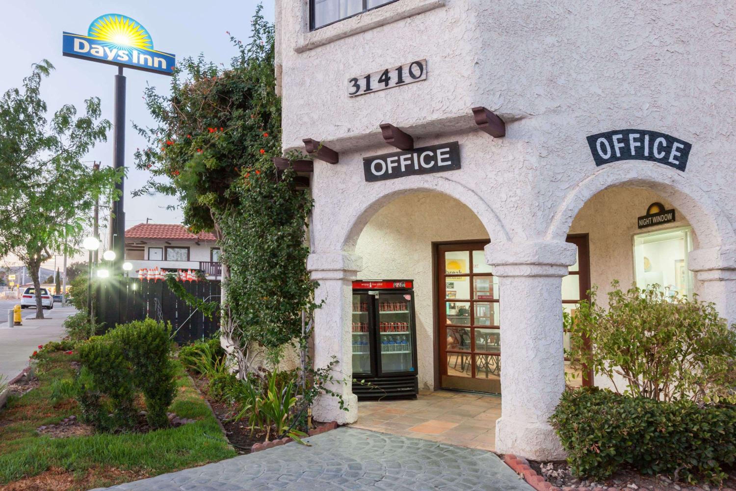 Days Inn by Wyndham Castaic Six Flags Magic Mountain - Property Image 10