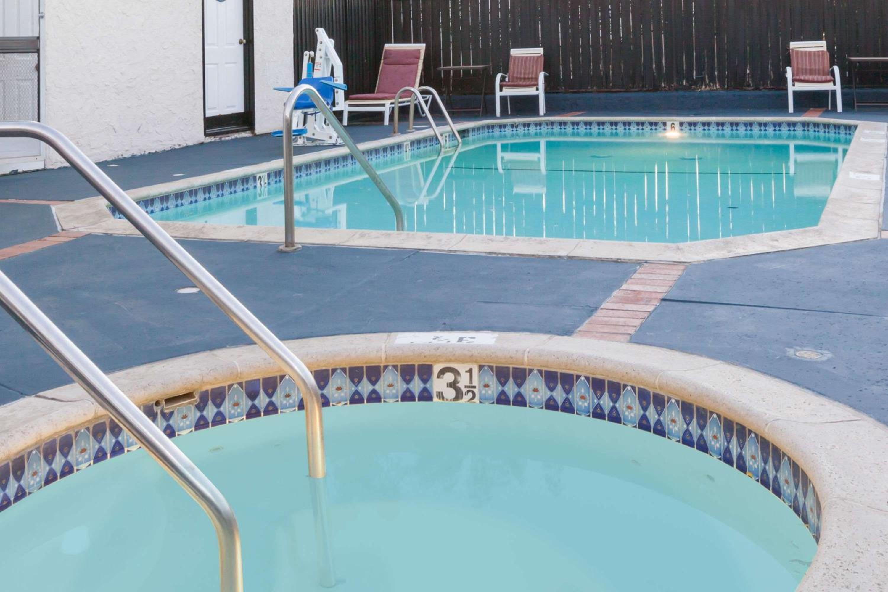 Days Inn by Wyndham Castaic Six Flags Magic Mountain - Property Image 14