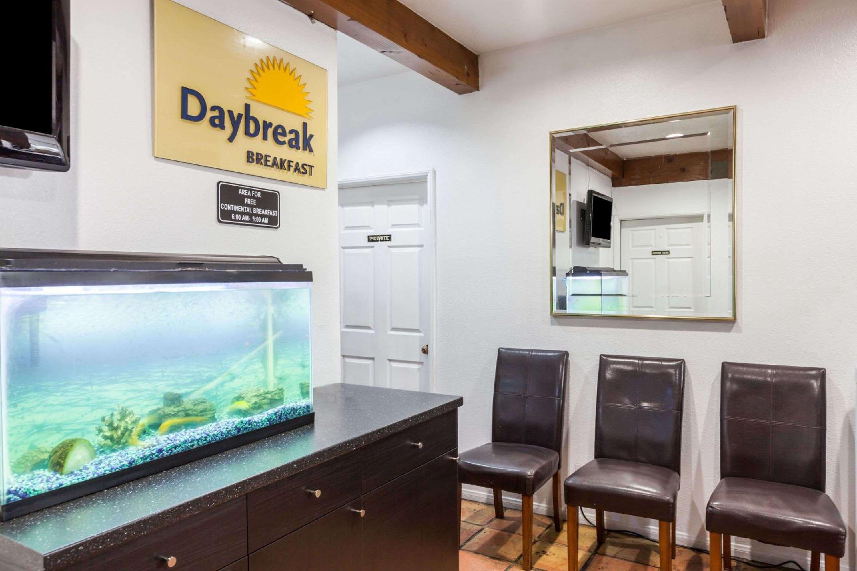 Days Inn by Wyndham Castaic Six Flags Magic Mountain - Property Image 16