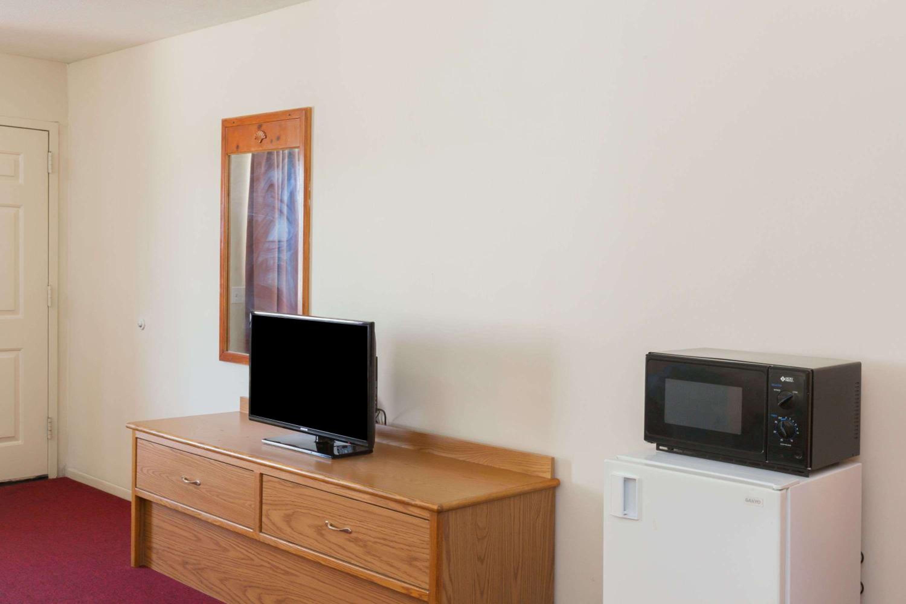 Days Inn by Wyndham Castaic Six Flags Magic Mountain - Property Image 1