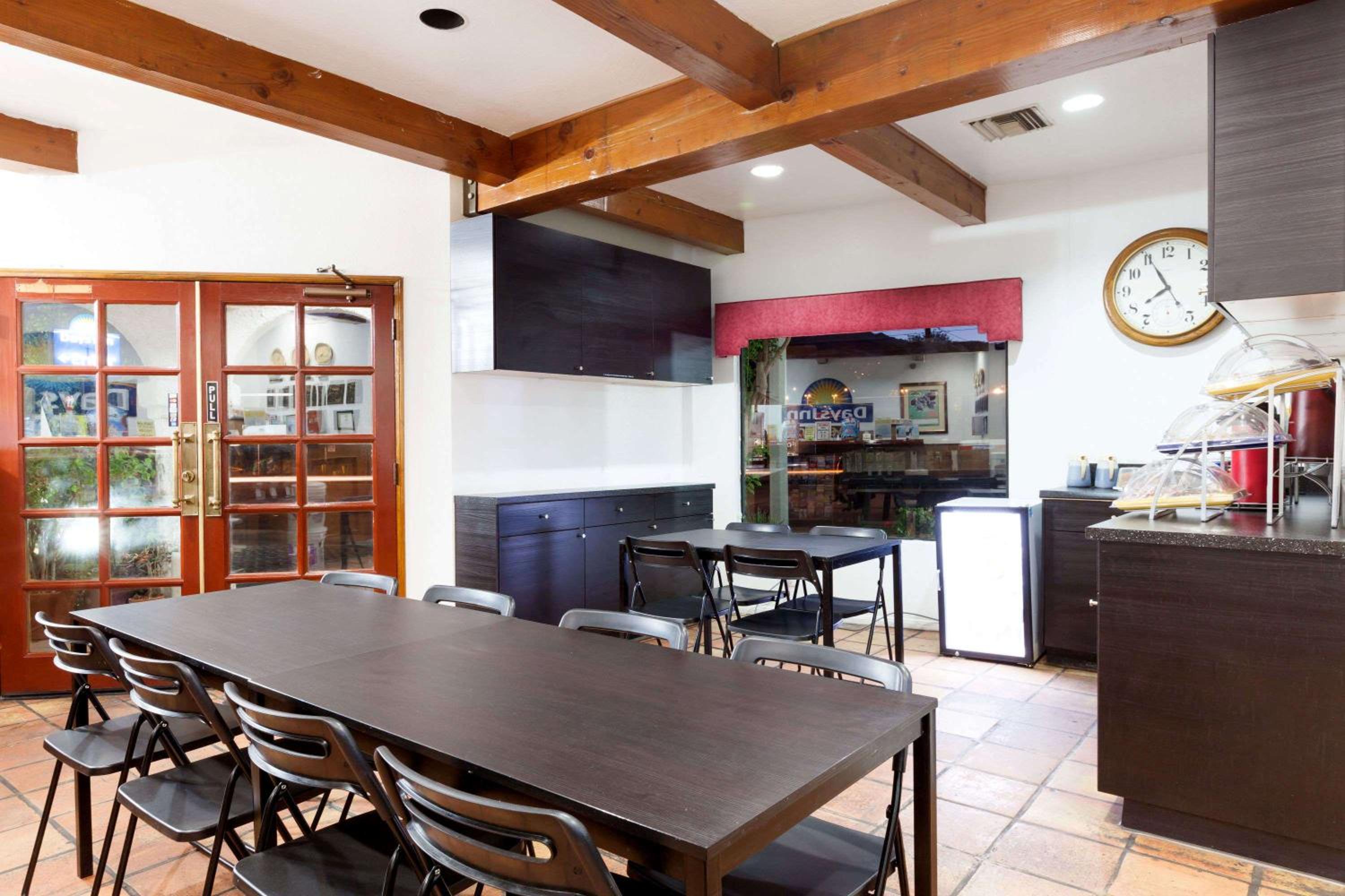 Days Inn by Wyndham Castaic Six Flags Magic Mountain - Property Image 3