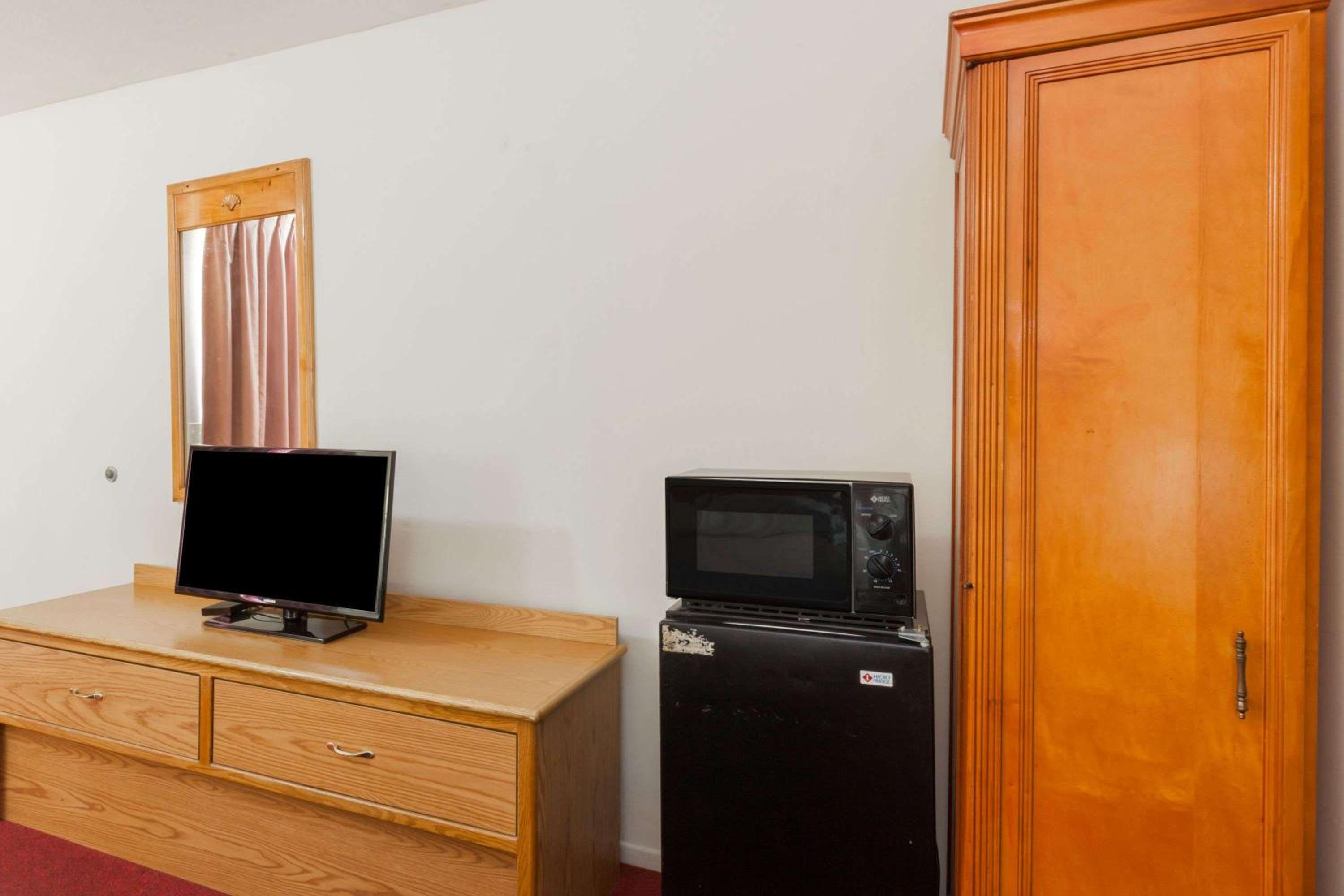 Days Inn by Wyndham Castaic Six Flags Magic Mountain - Property Image 9
