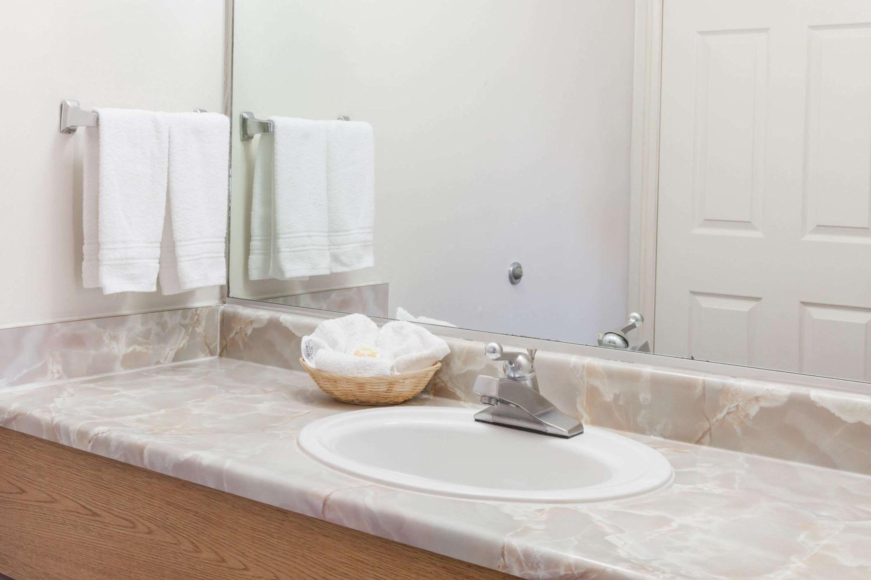 Days Inn by Wyndham Castaic Six Flags Magic Mountain - Property Image 11