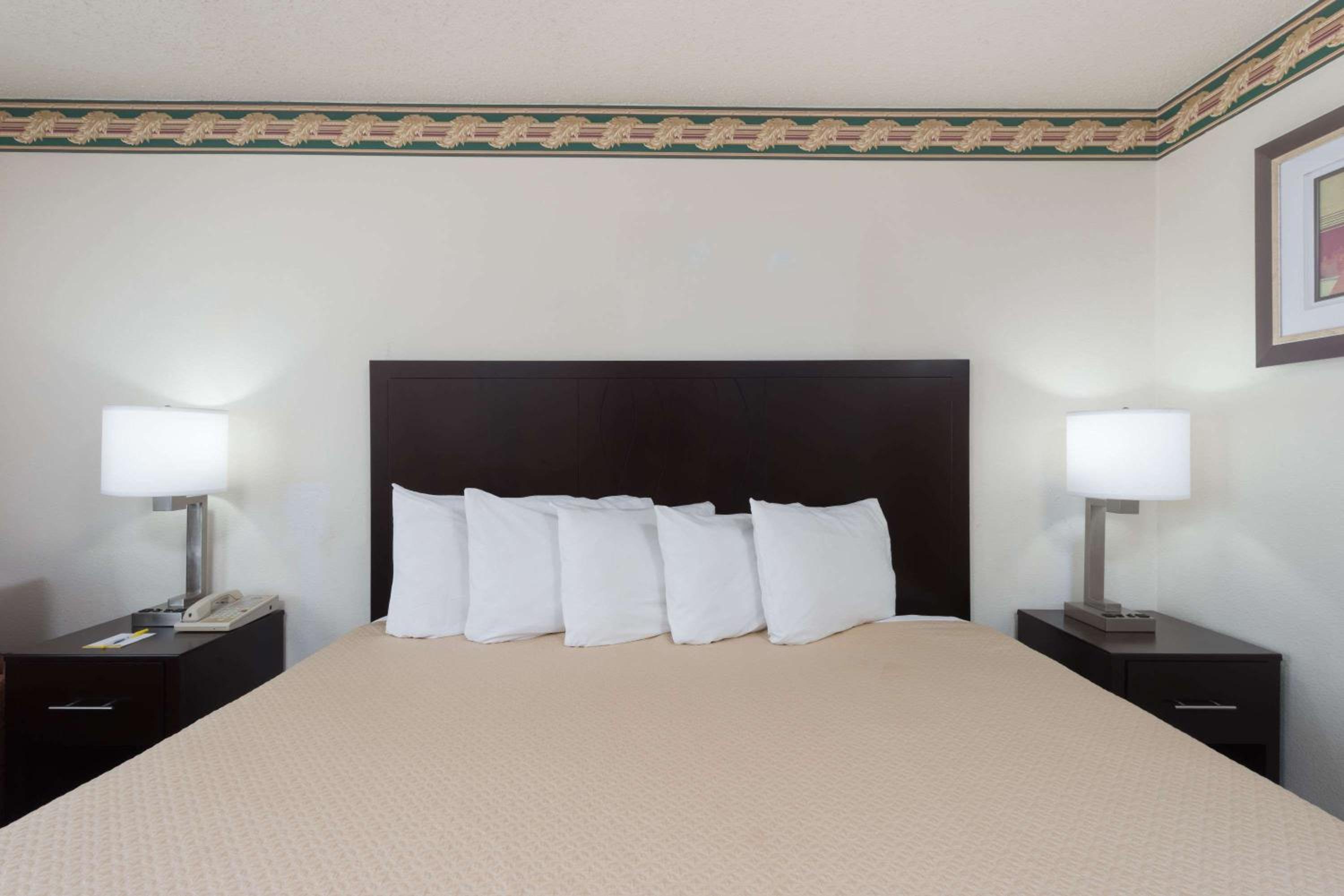 Days Inn by Wyndham Mexico view 4
