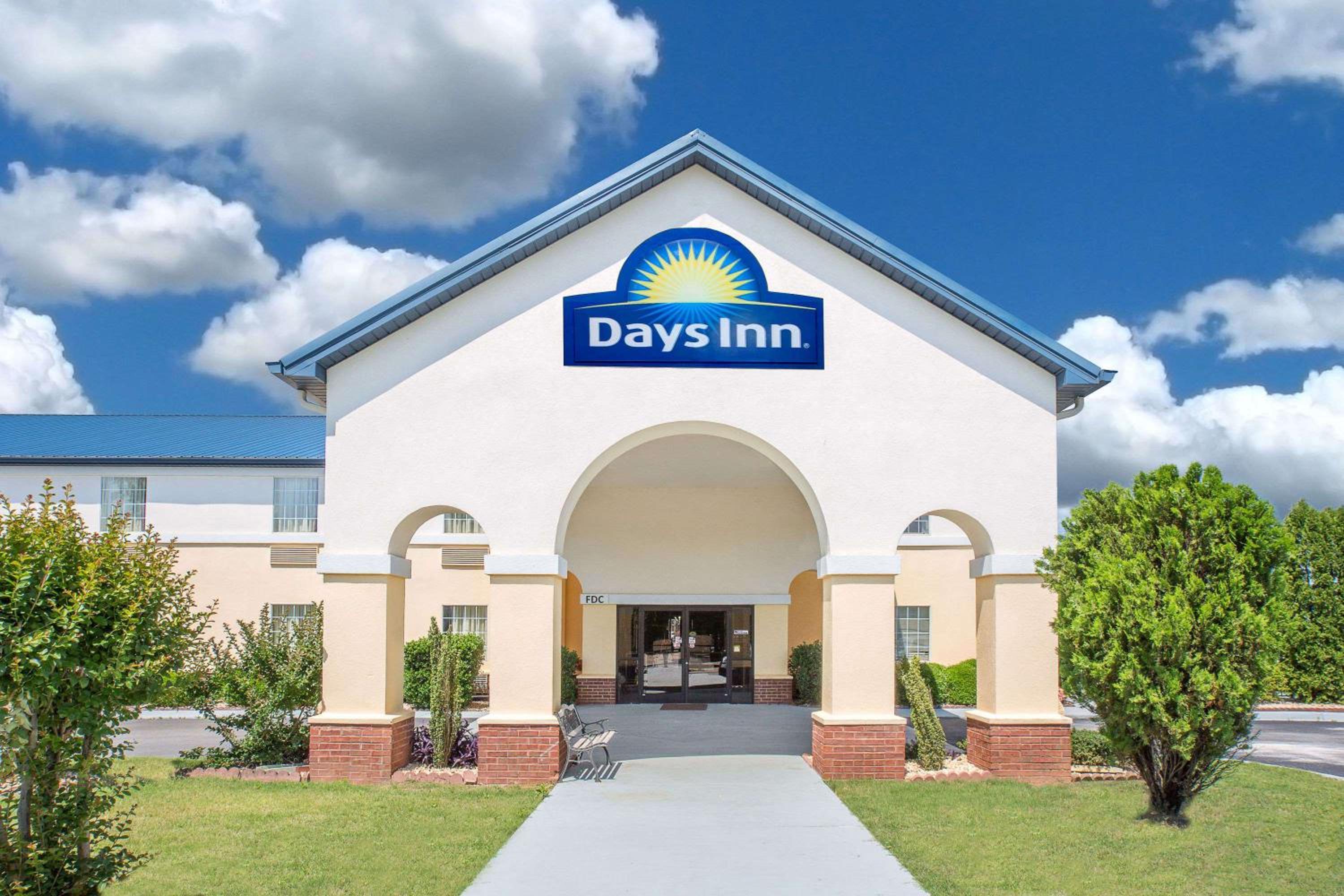 Oxford Vacations - Days Inn by Wyndham Lincoln - Property Image 1