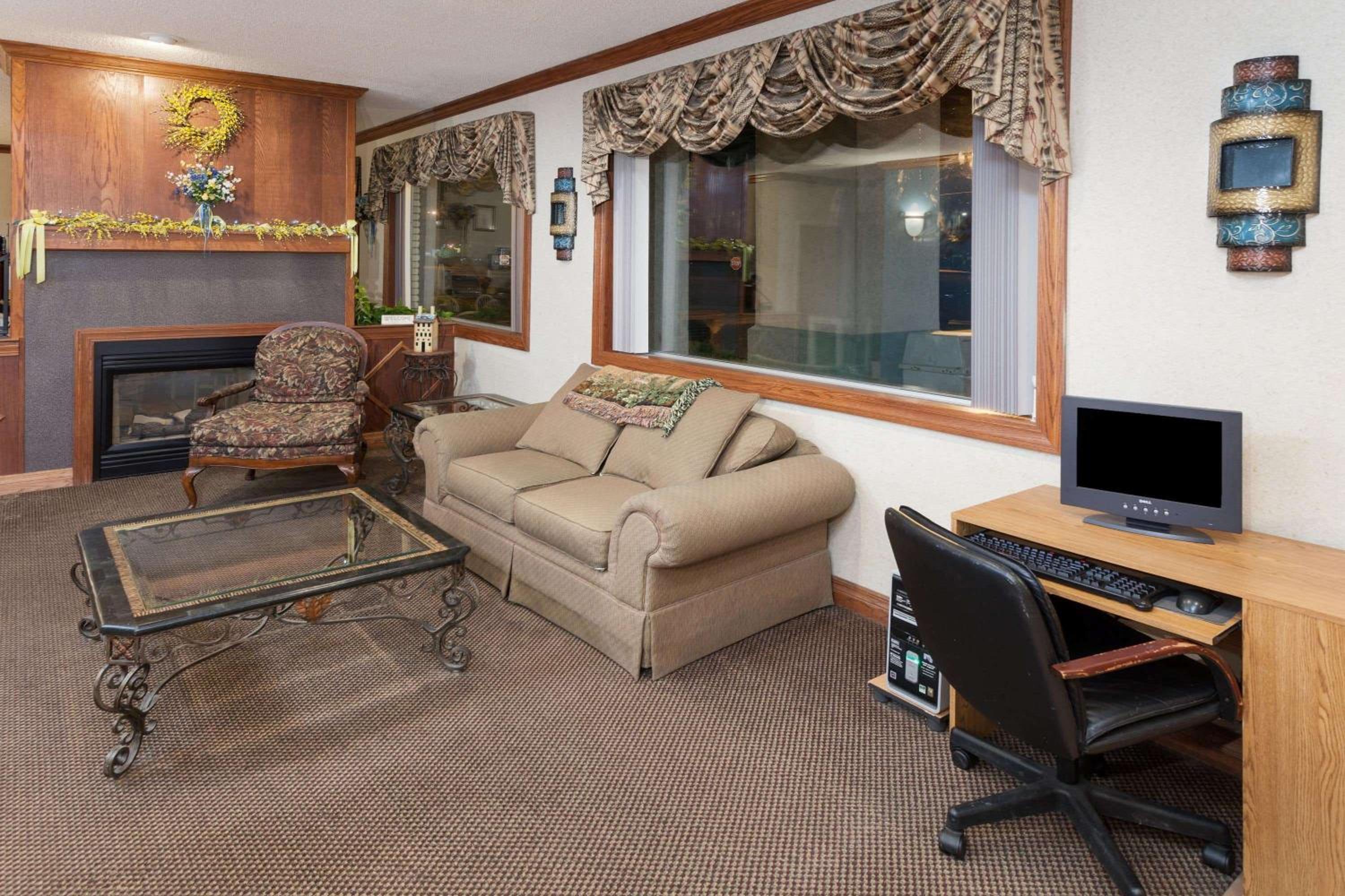 Kokomo Vacations - Days Inn  Suites by Wyndham Kokomo - Property Image 1