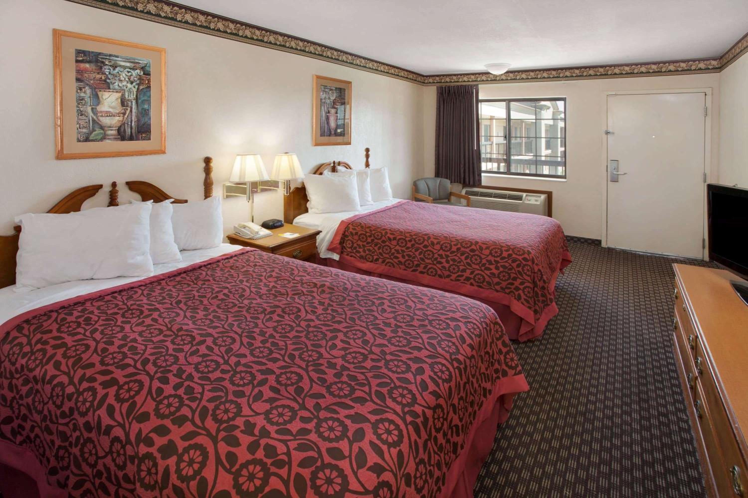 Kokomo Vacations - Days Inn  Suites by Wyndham Kokomo - Property Image 4