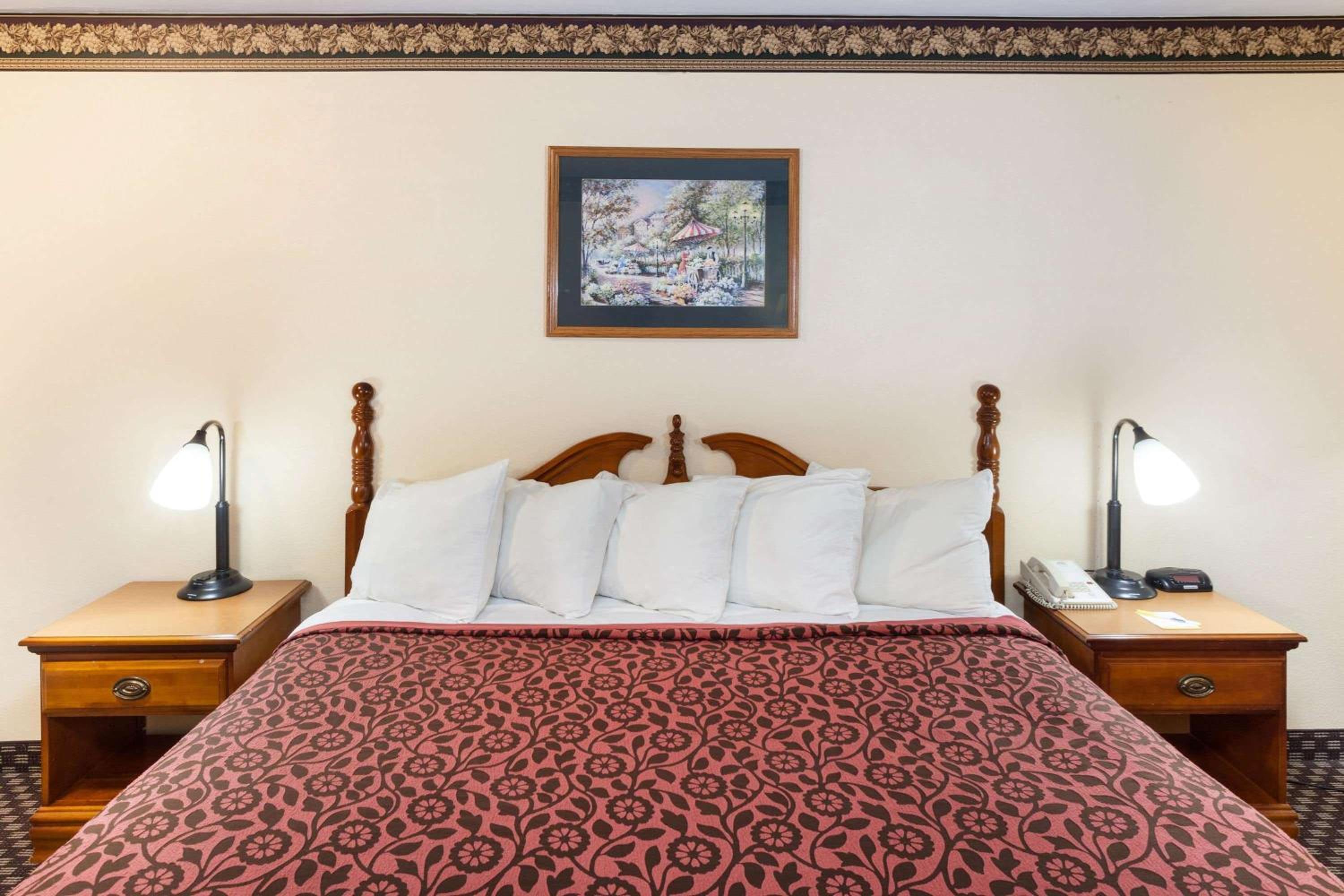 Kokomo Vacations - Days Inn  Suites by Wyndham Kokomo - Property Image 5