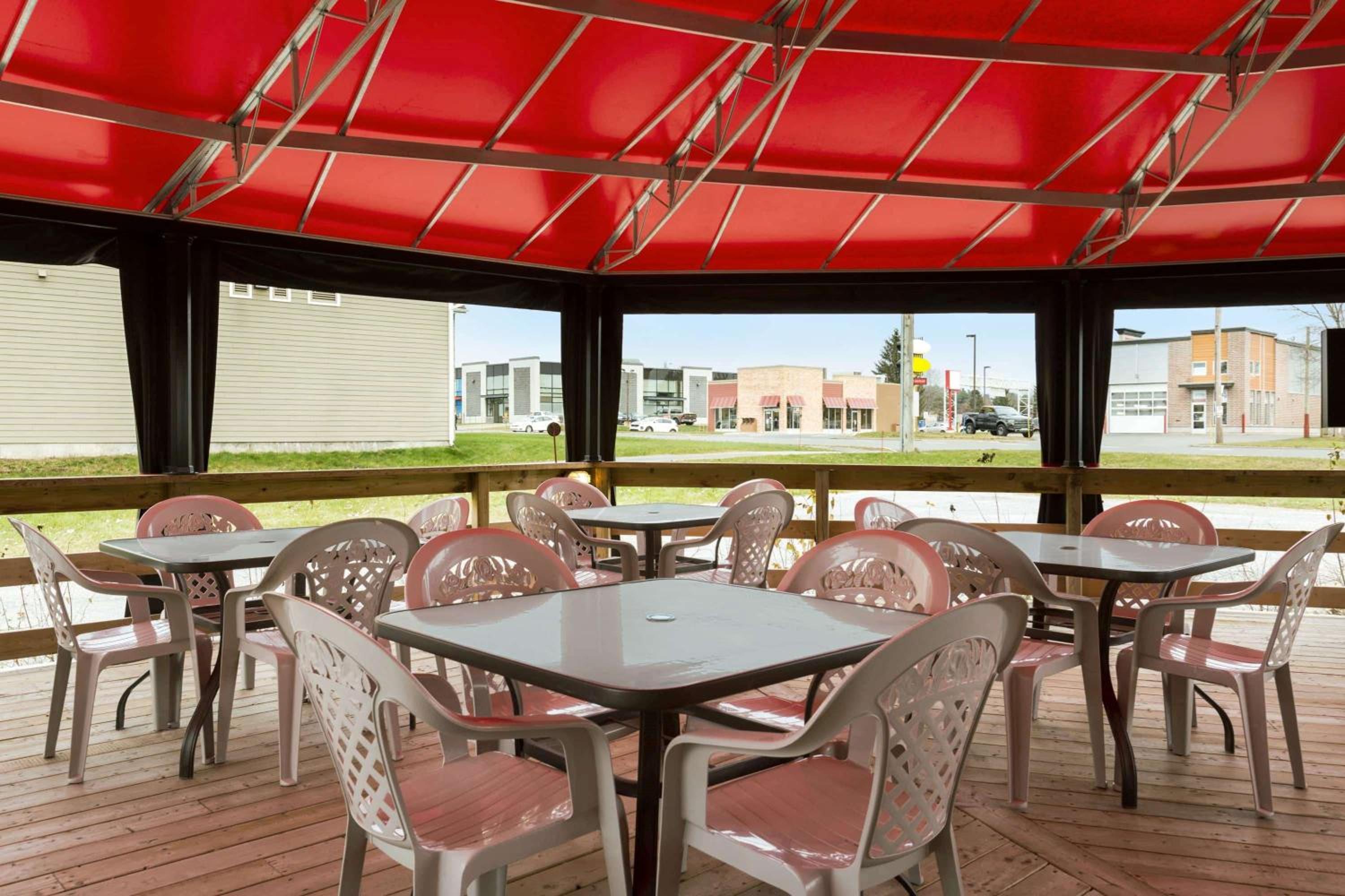 Trois-rivieres Vacations - Days Inn by Wyndham Trois-Rivieres - Property Image 10